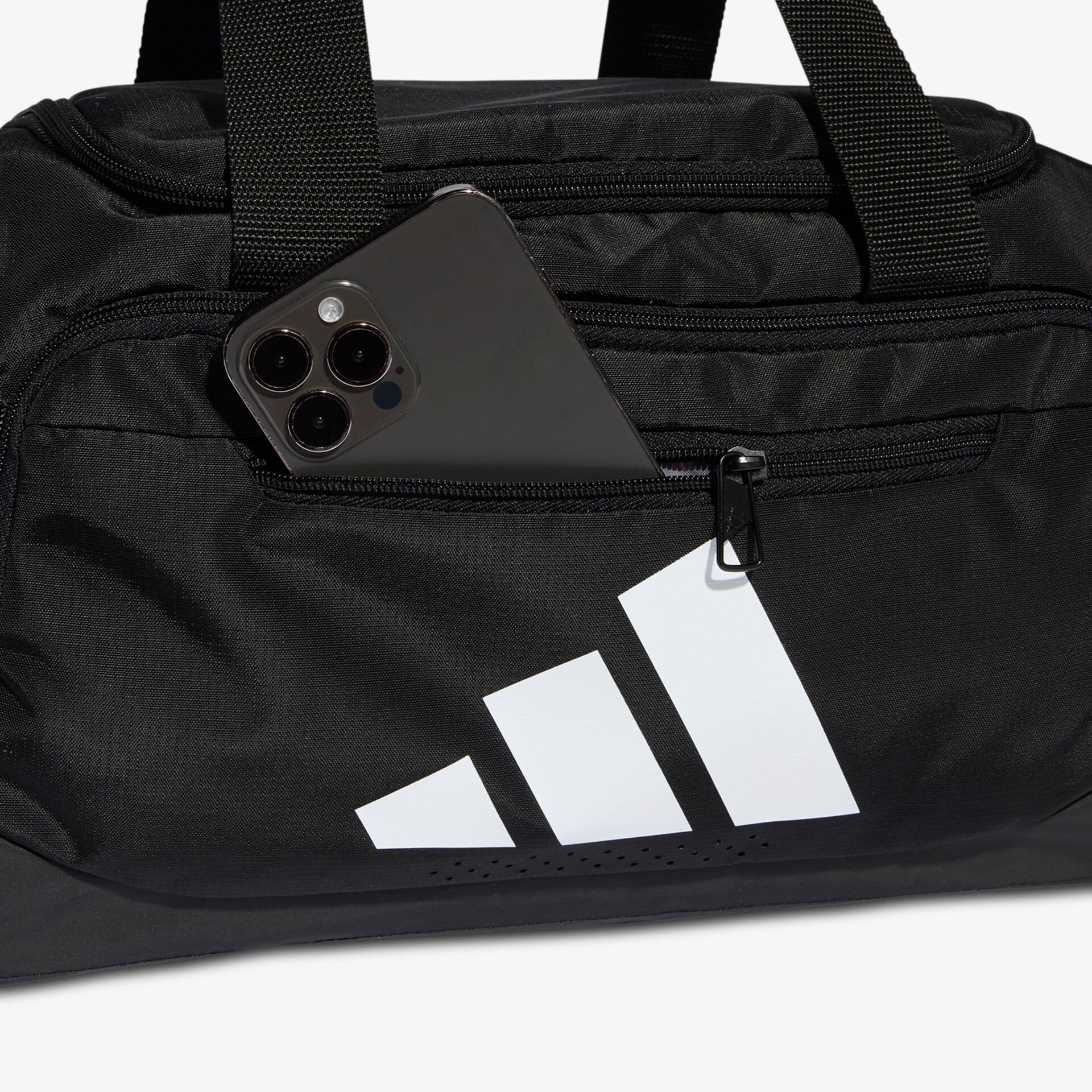 Leichte, robuste Sporttasche mit geräumigem Innenfach und praktischem Reißverschluss vorne