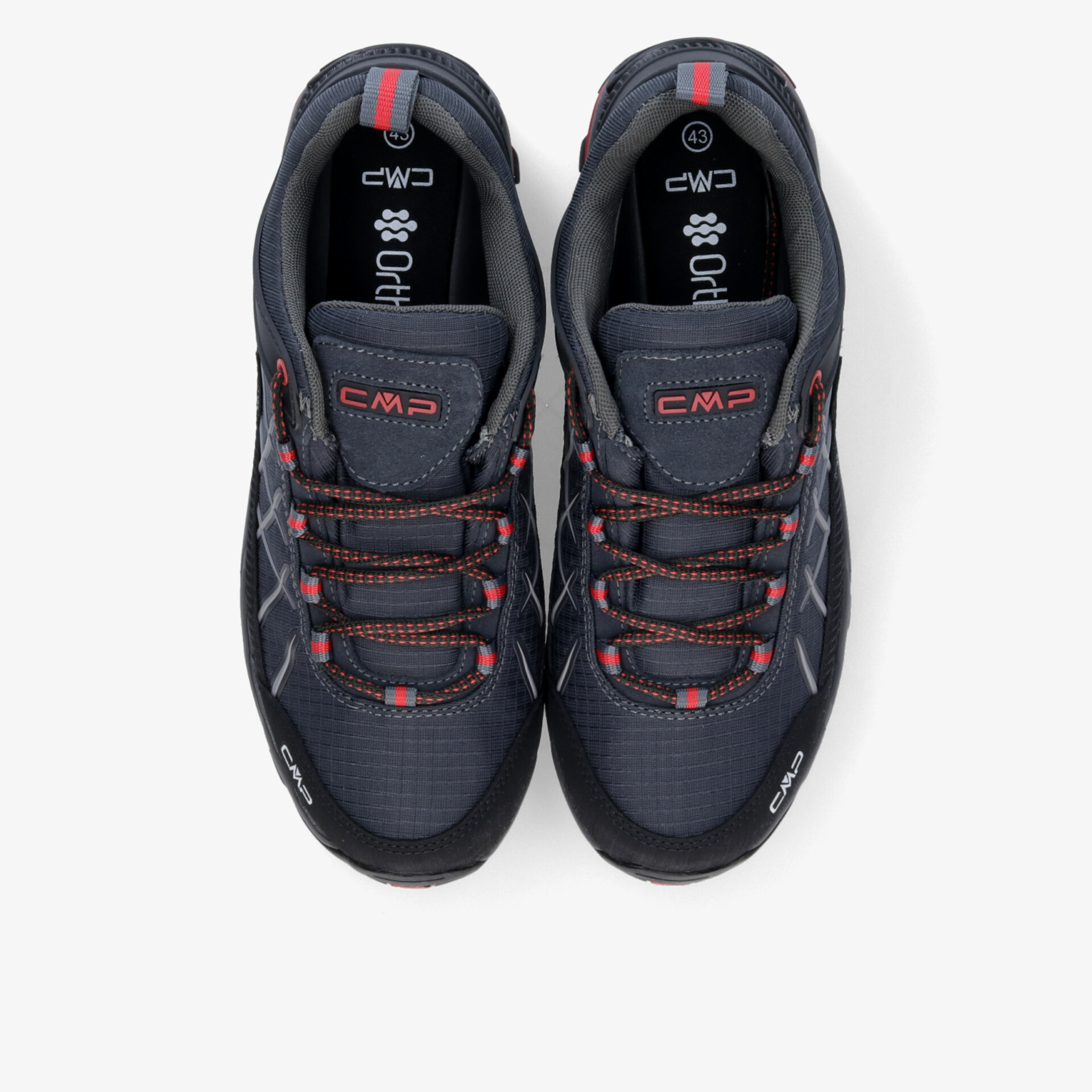 Sportlicher Schuh mit robuster Verarbeitung und atmungsaktiven Materialien in stilvollem Design.