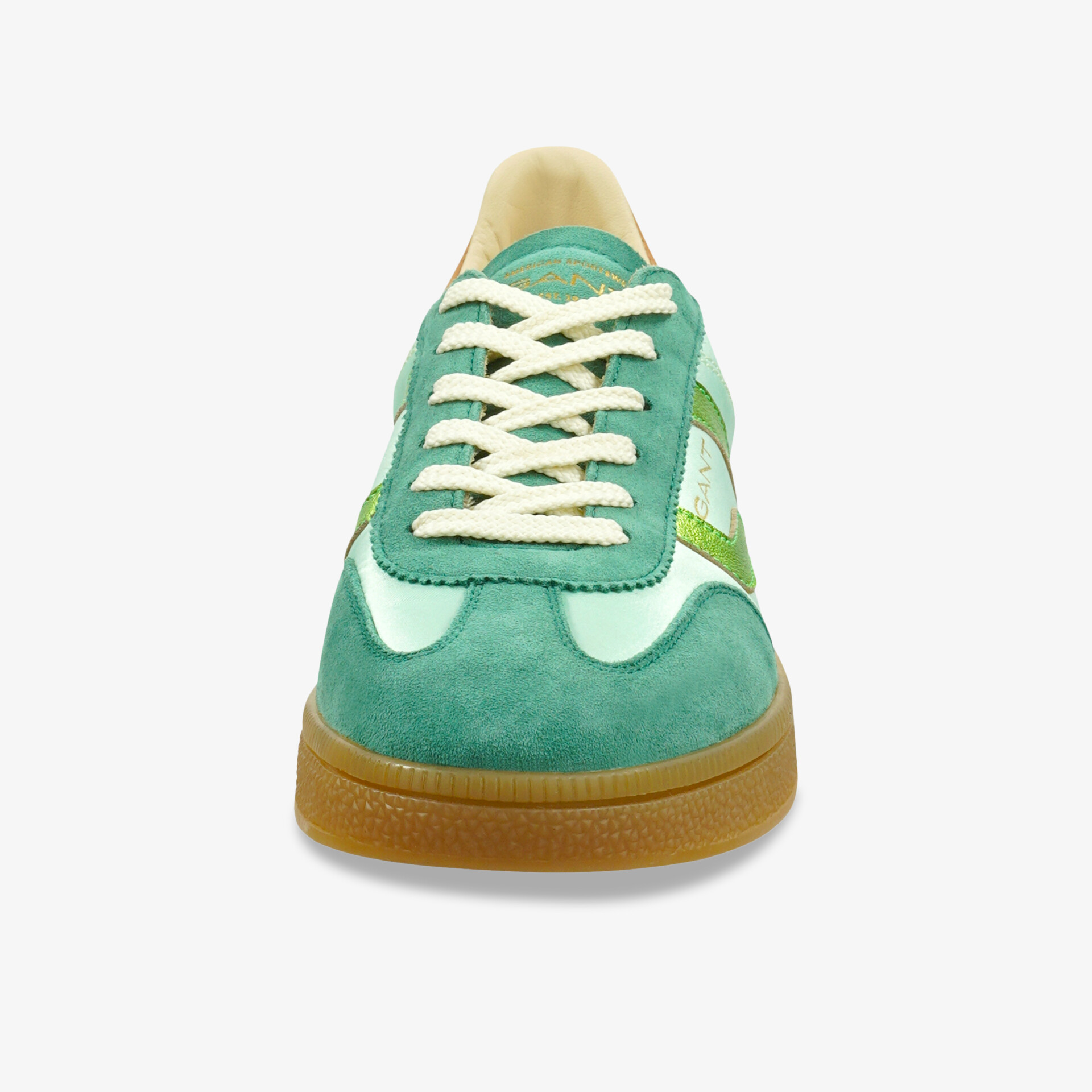 Sportlicher grüner Sneaker mit weißer Schnürung und brauner Sohle, komfortabel und flexibel vorne