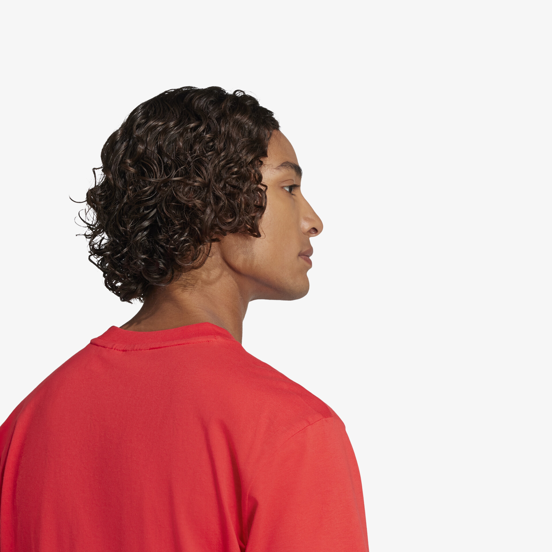 Seitliche Ansicht eines roten Shirts mit glattem Material und bequemer Passform am oberen Körper