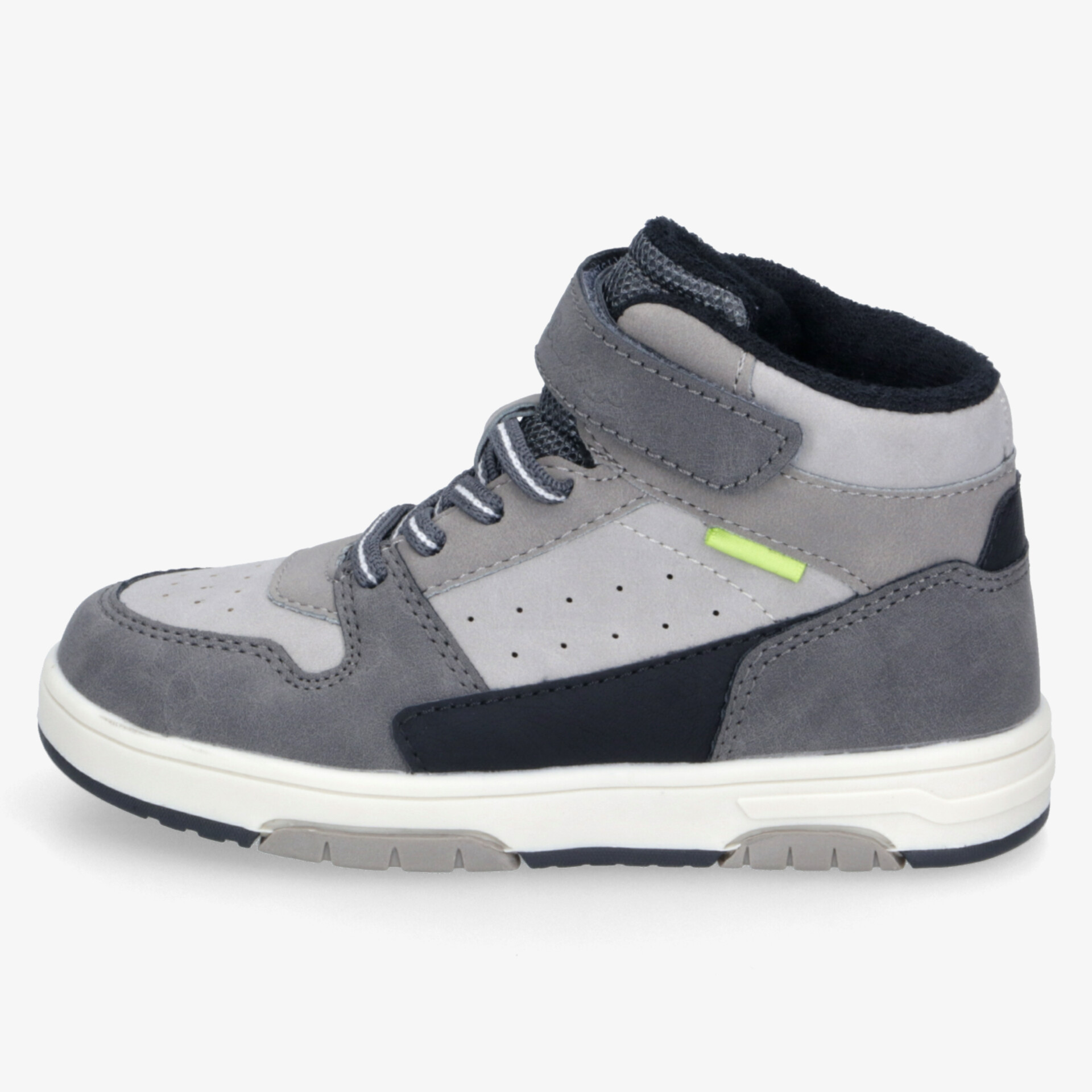 Moderner grauer Sneaker mit bequemer Passform, atmungsaktiven Materialien und rutschfester Sohle seitlich gezeigt