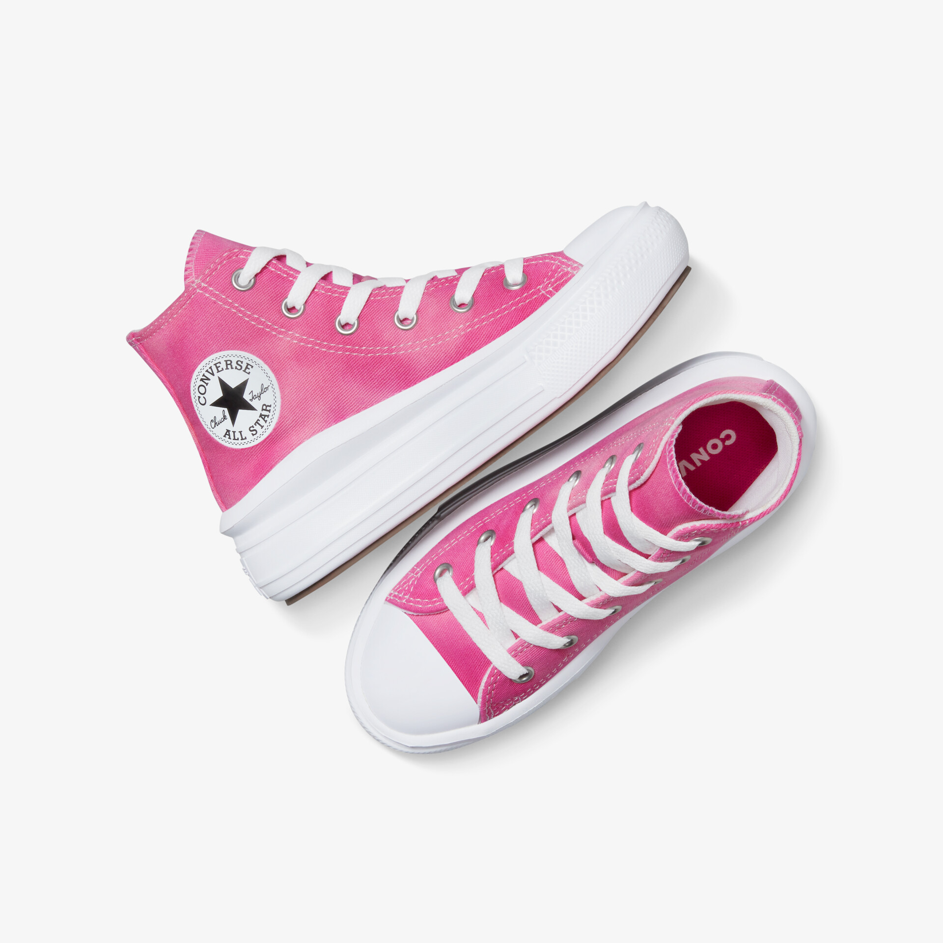 Modische rosa hohe Sneaker mit weißer Schnürung und robustem Gummisohle in liegender Draufsicht