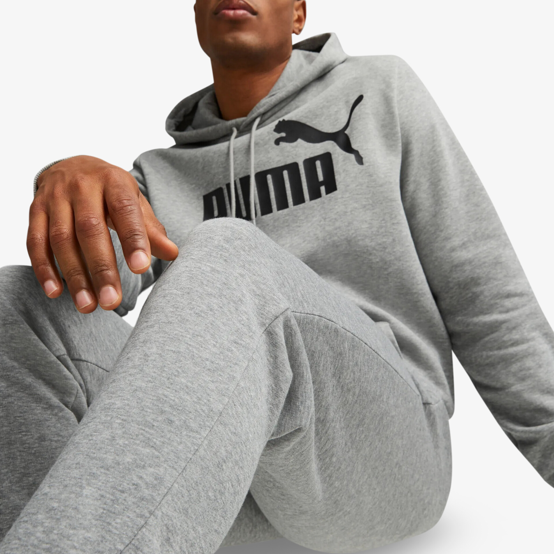 Grauer Puma Hoodie mit Logo, bequemer sportlicher Kapuzenpullover für Freizeit und Aktivität