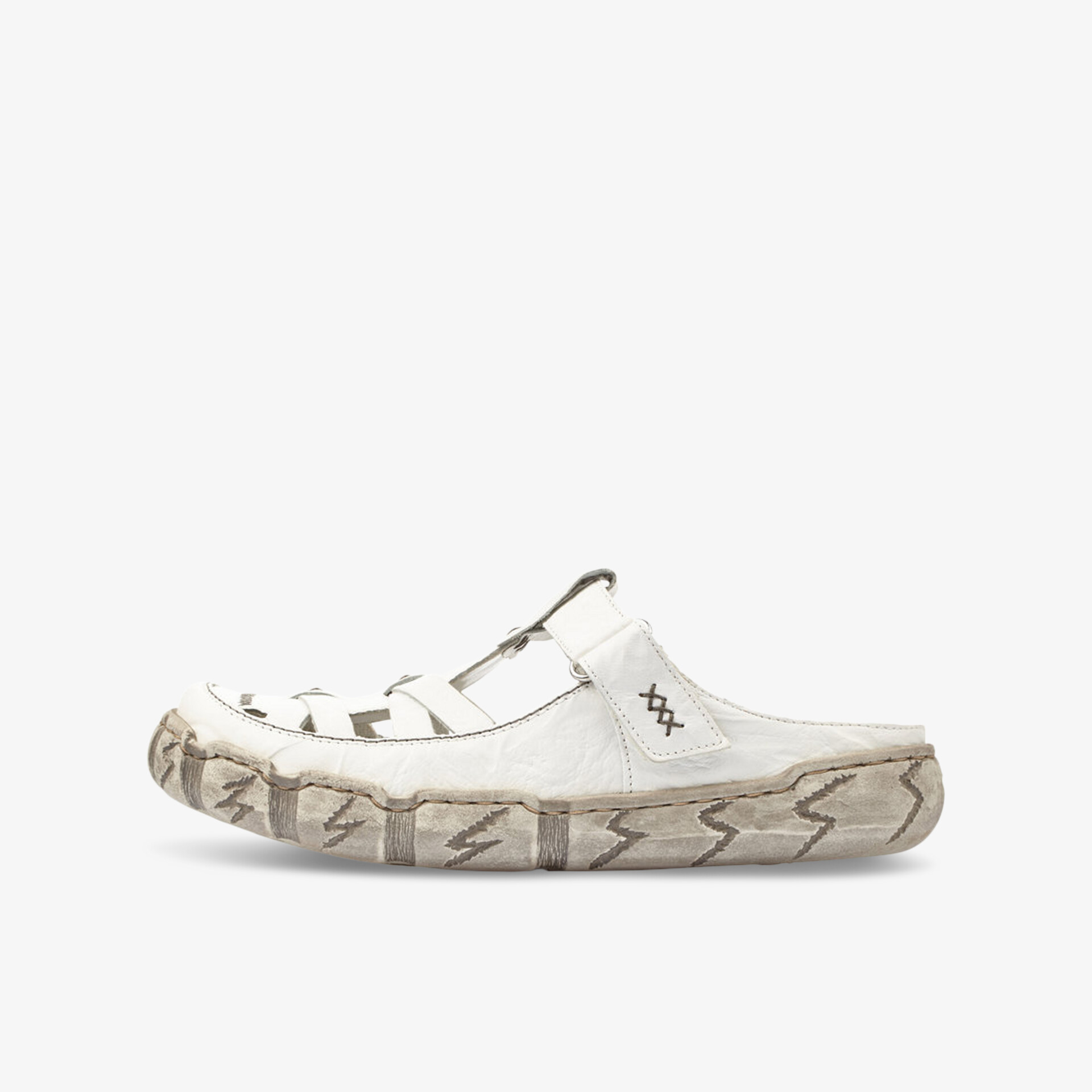 Seitliche Ansicht eines weißen Sneakers mit auffälliger, abgenutzter Sohle und sportlichem Design