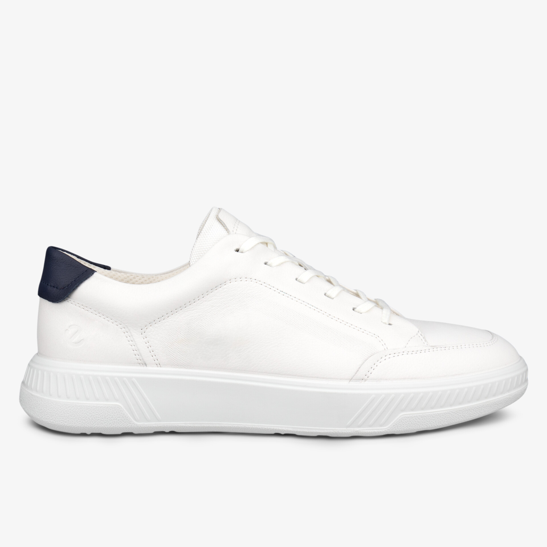 Stylischer Sneaker mit weißen Obermaterial und blauen Akzenten, ideal für den Alltag.