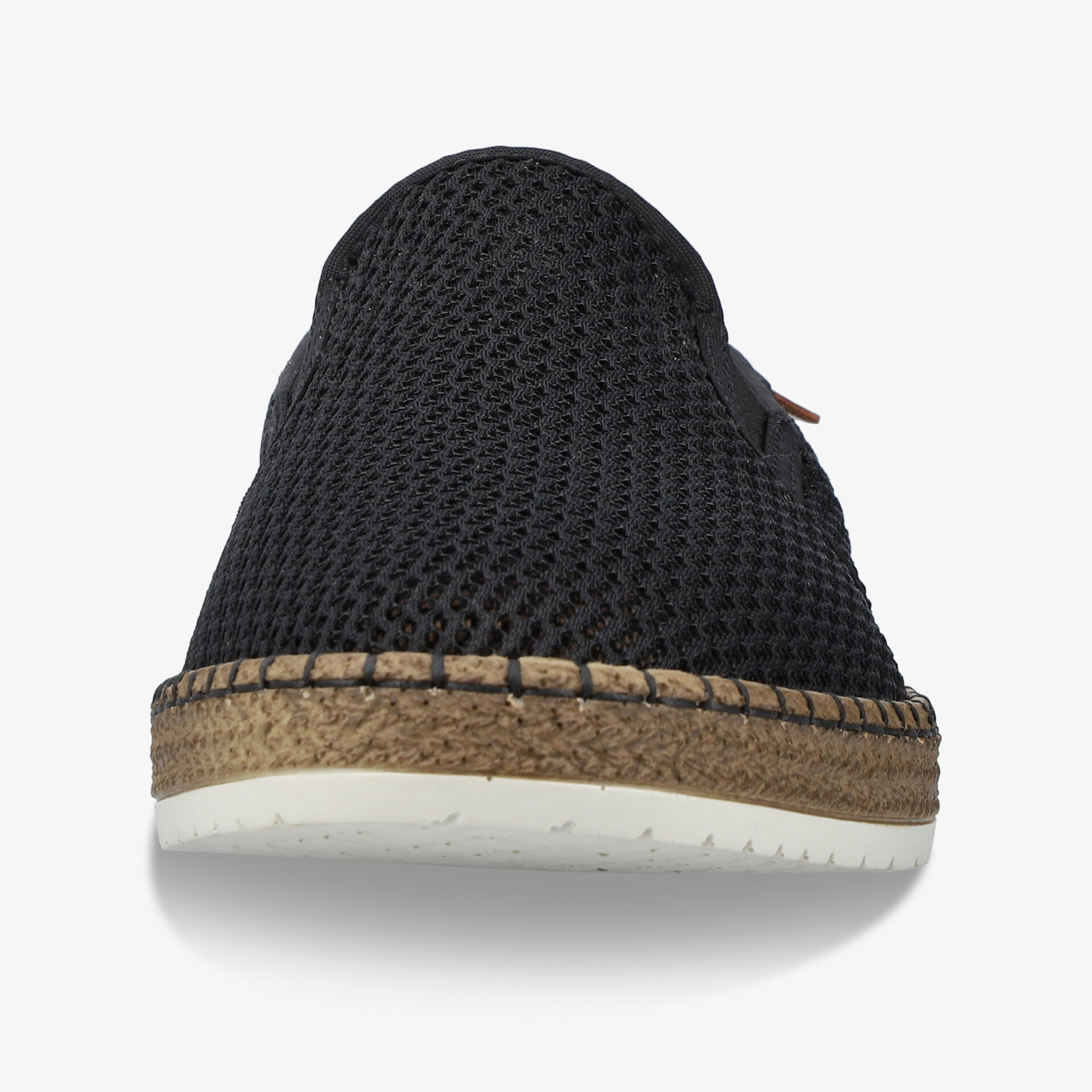 Eleganter Schuh in Frontansicht mit atmungsaktivem Material und flexibler, rutschfester Sohle