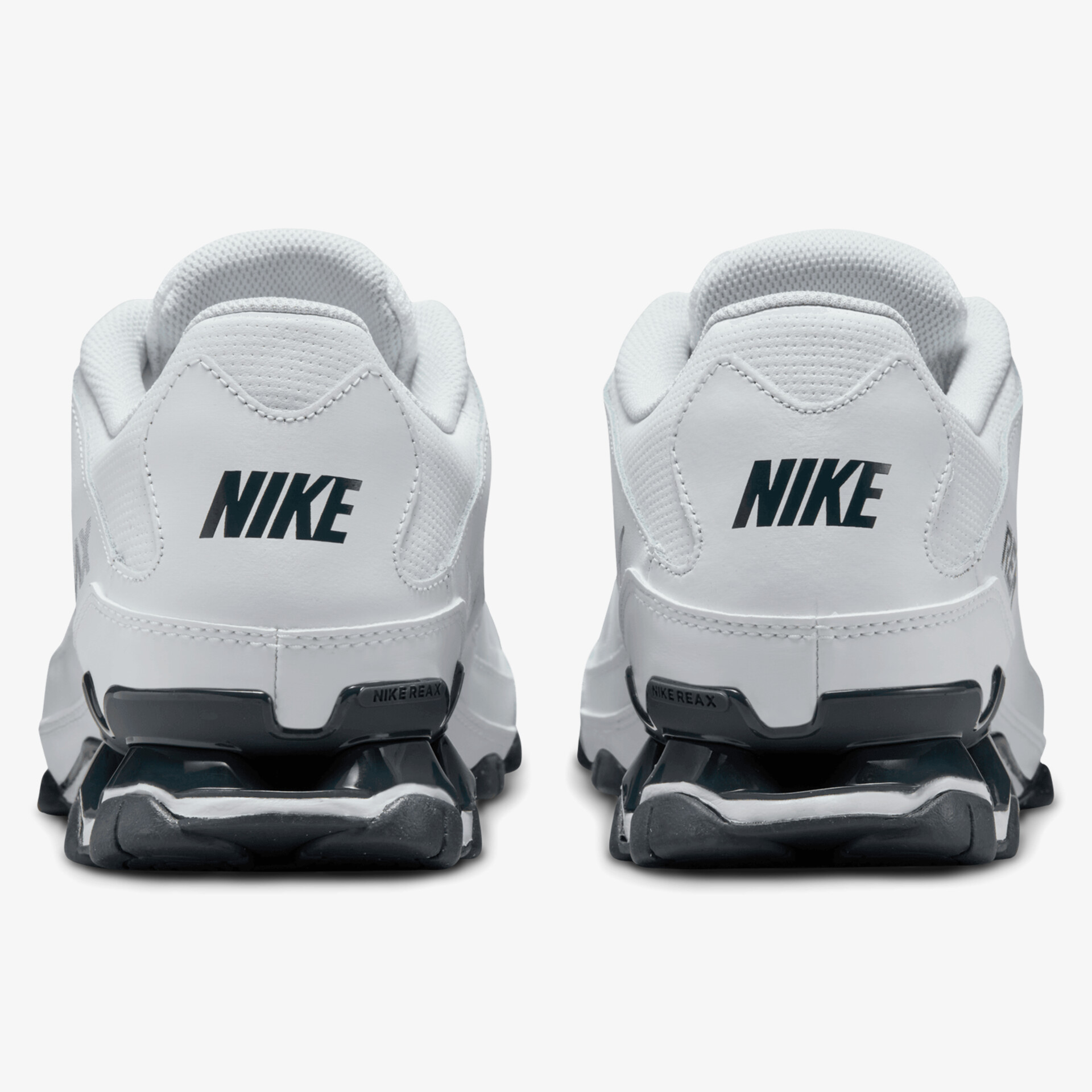 Nike weiße Sneaker Rückansicht mit robustem schwarzen Profil für komfortablen Halt