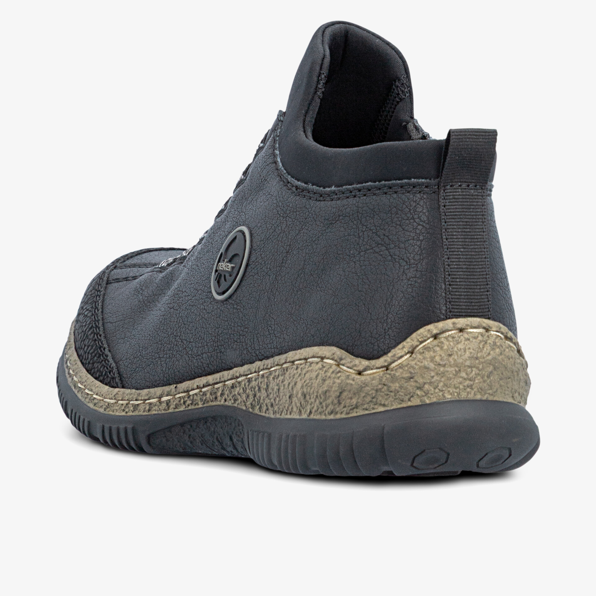 Schwarzer leichter Schuh mit flexiblem Material und rutschfester Sohle, seitliche Ansicht