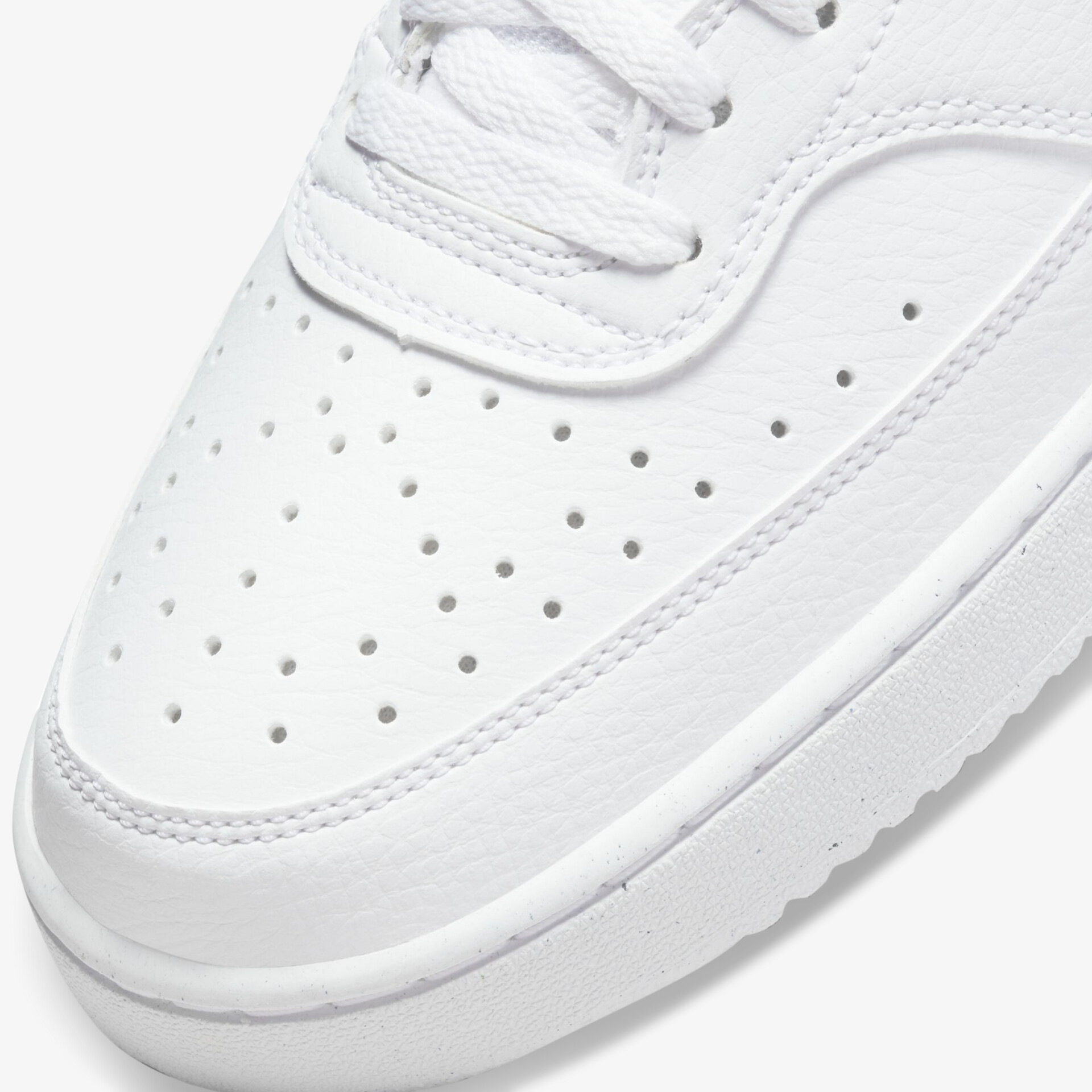 Moderner weißer Sneaker mit perforiertem Leder und bequemer Passform für stilvolles Tragen.