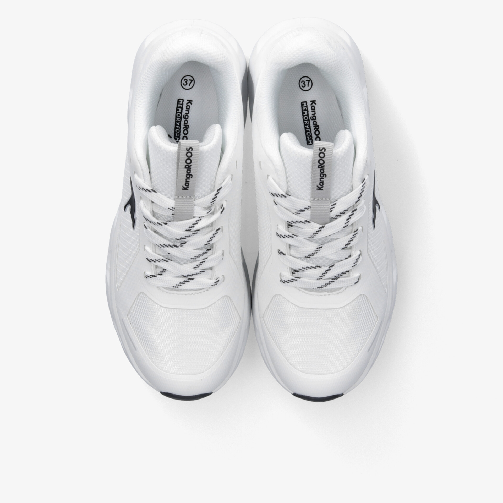 Weiße Sneaker im Paar von oben, mit weicher Polsterung und sportlicher, moderner Optik für vielseitigen Komfort