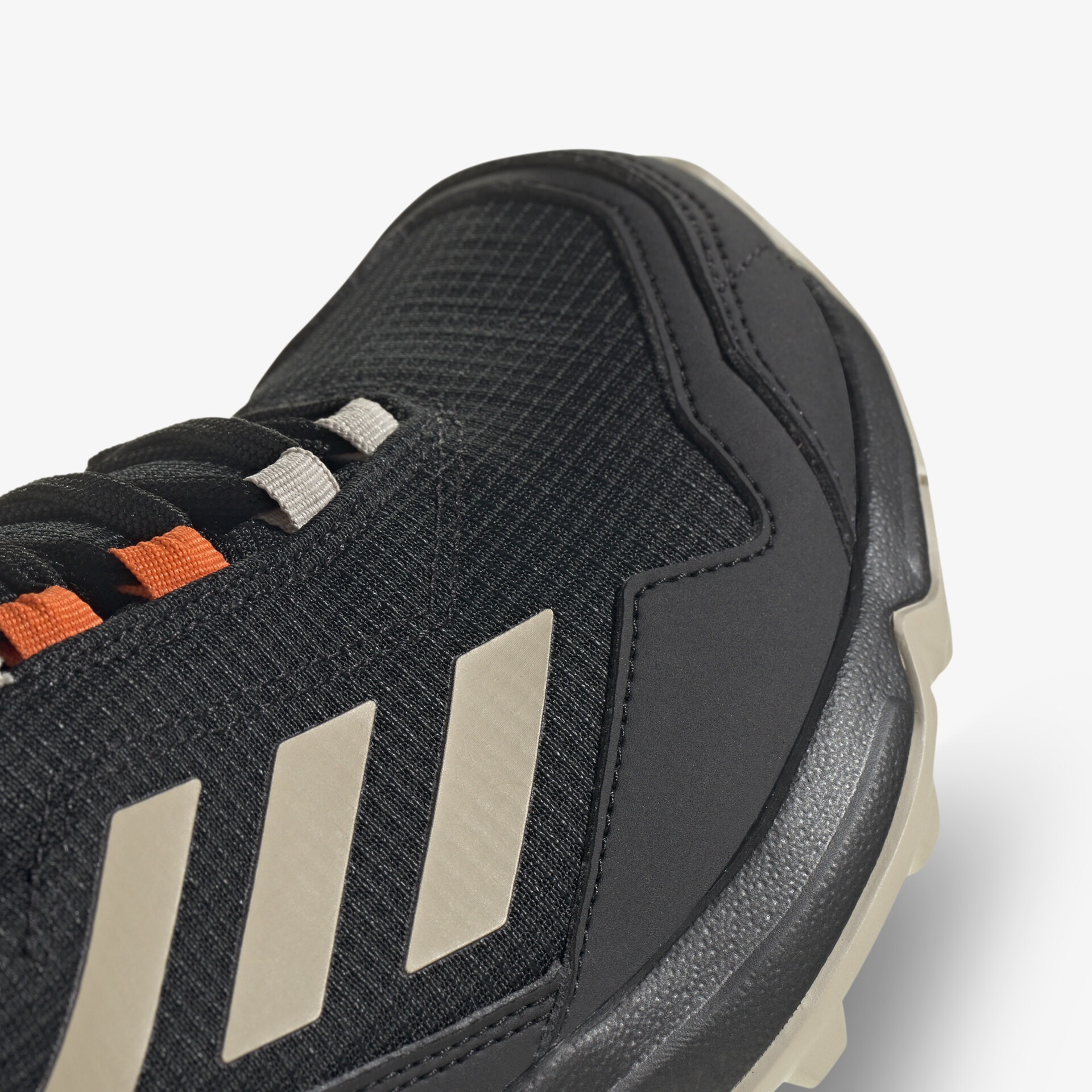 Robuste Trail-Running-Schuhe in Schwarz mit sportlichem Design und griffiger Sohle für optimalen Komfort.