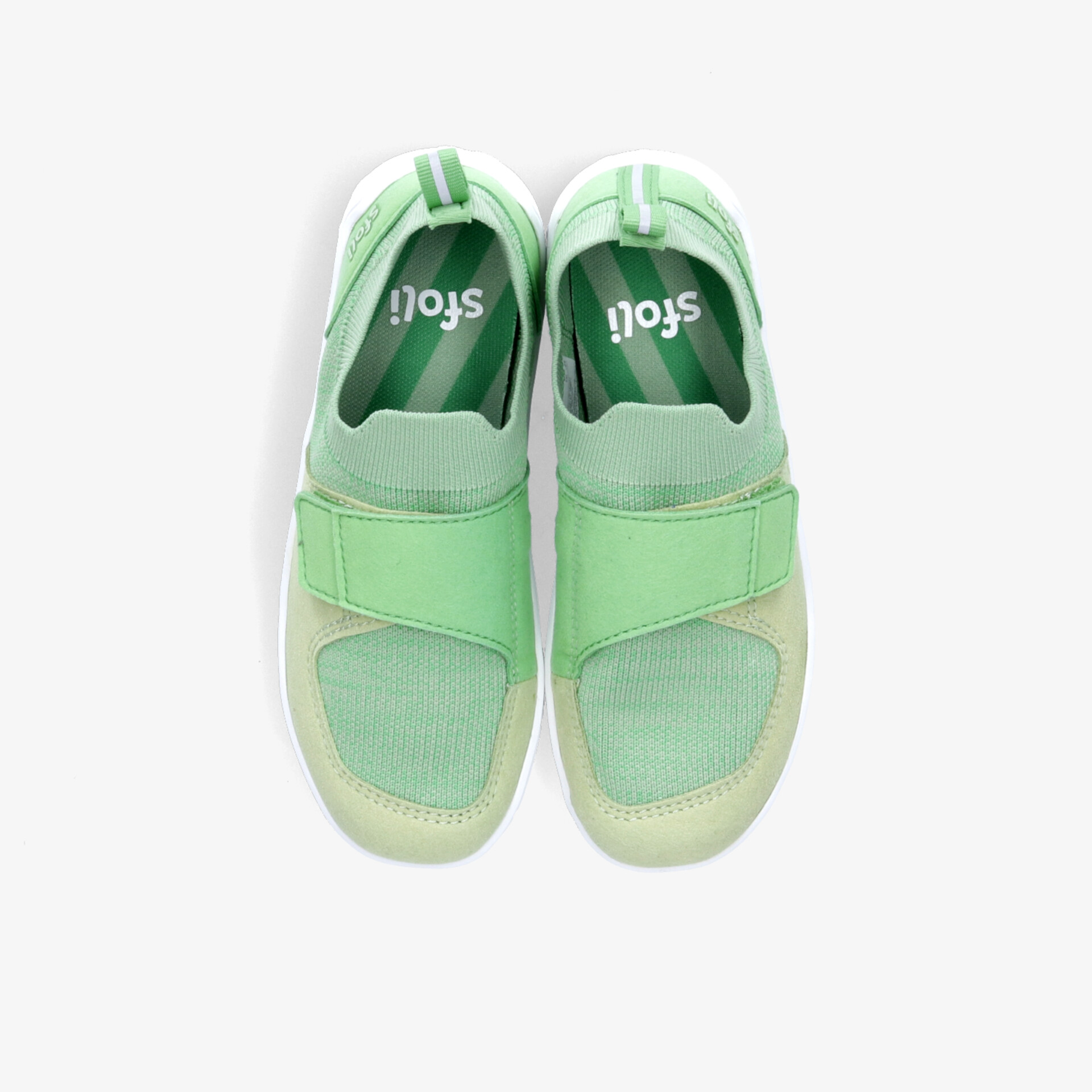 Grünes Sneaker Paar mit Klettverschluss, atmungsaktivem Material und komfortabler gepolsterter Innensohle