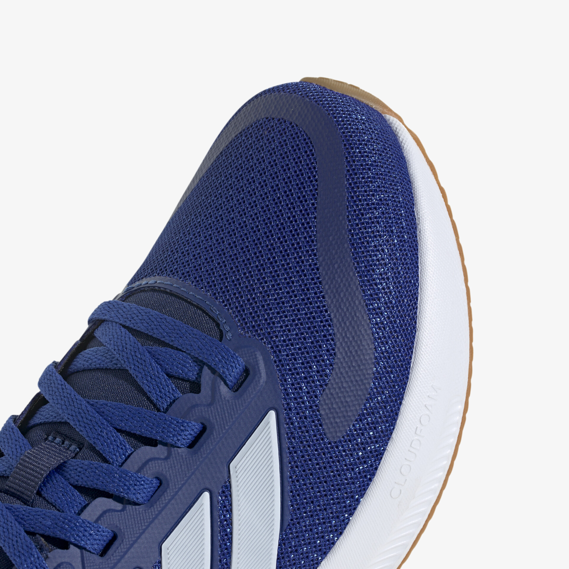Blauer Sneaker Detailansicht mit atmungsaktivem Mesh und stabiler Sohle, komfortabel und leicht