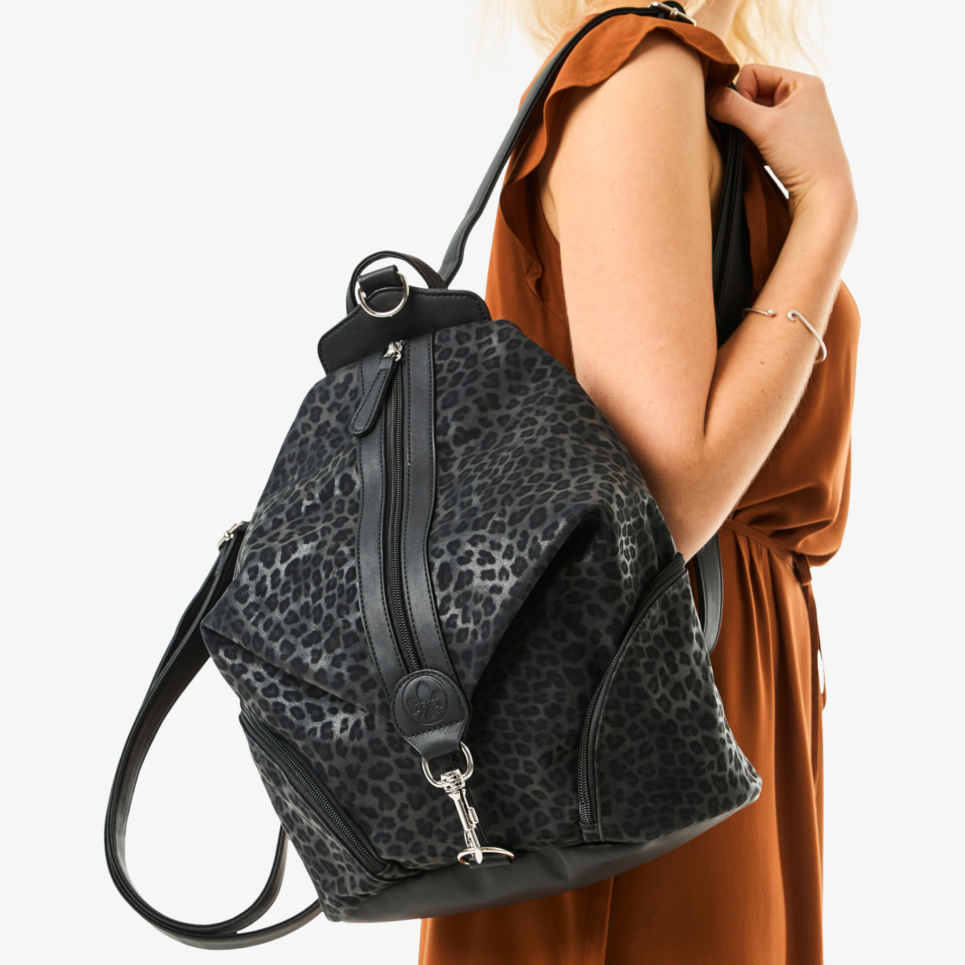 Eleganter großvolumiger Rucksack mit modischem Leopardenmuster, robust und vielseitig tragbar am Körper