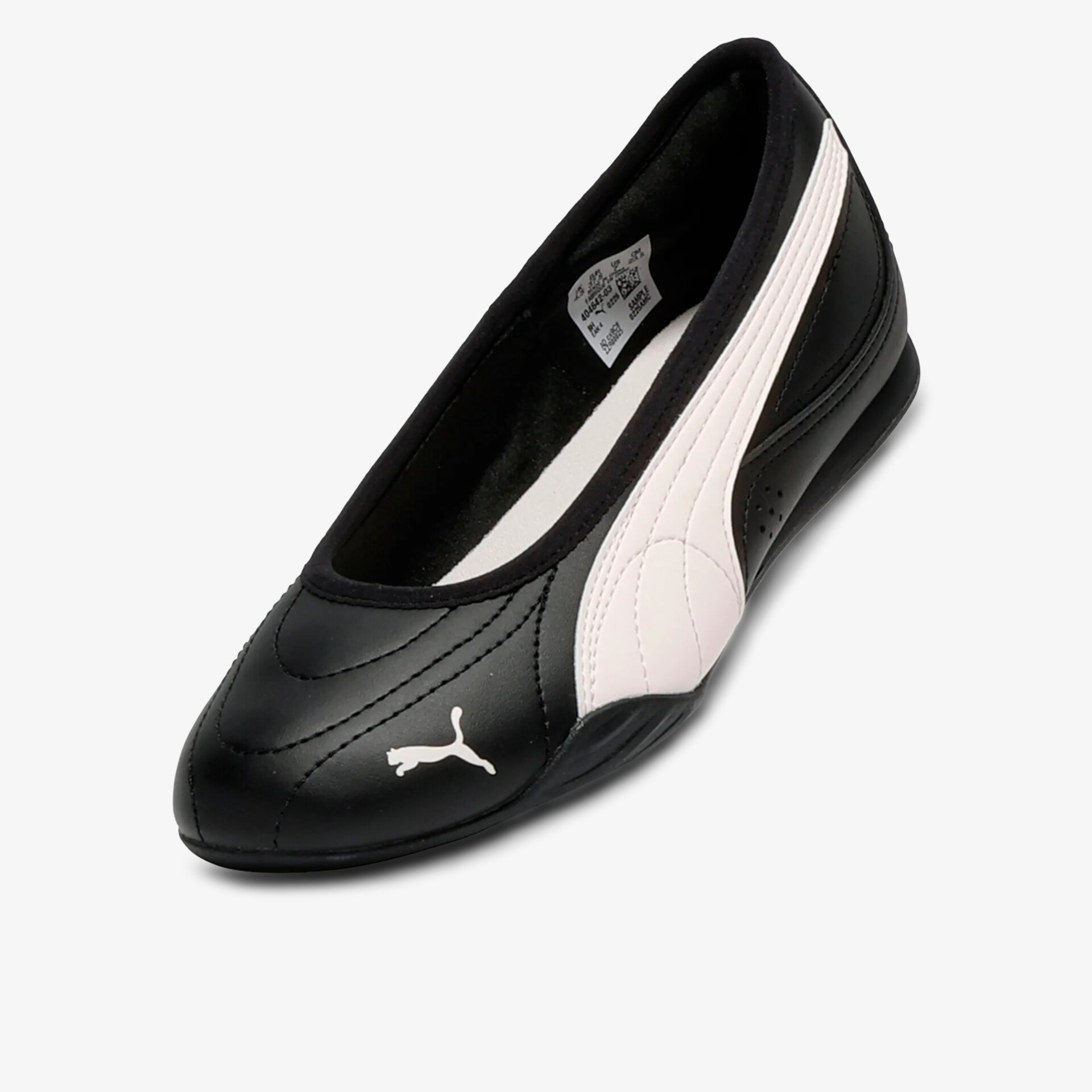 Leichter schwarzer Schuh mit weißem Detail, sportlich und komfortabel für den täglichen Gebrauch