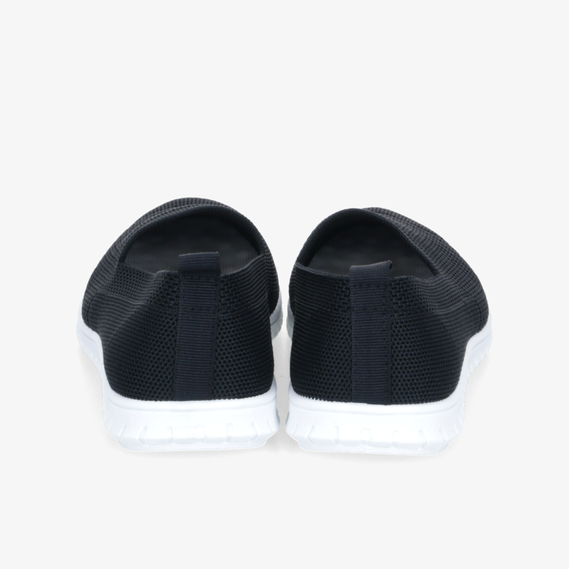 Rückansicht von schwarzen Schuhen mit weißer Laufsohle, bequem und flexibel für sicheren Halt