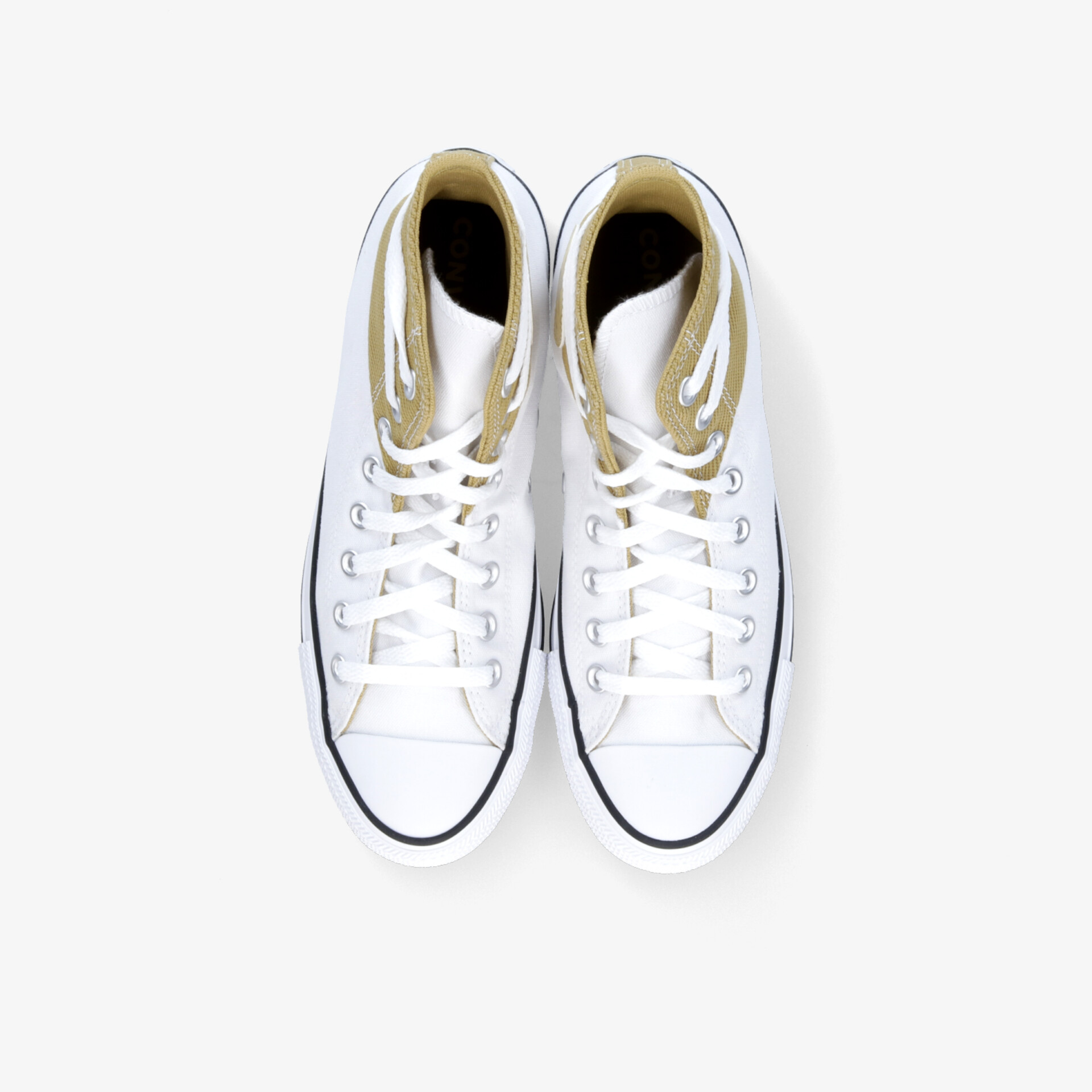 Weißes Sneaker-Paar mit klassischer Schnürung in draufsicht, hoher Tragekomfort und sportliches Design