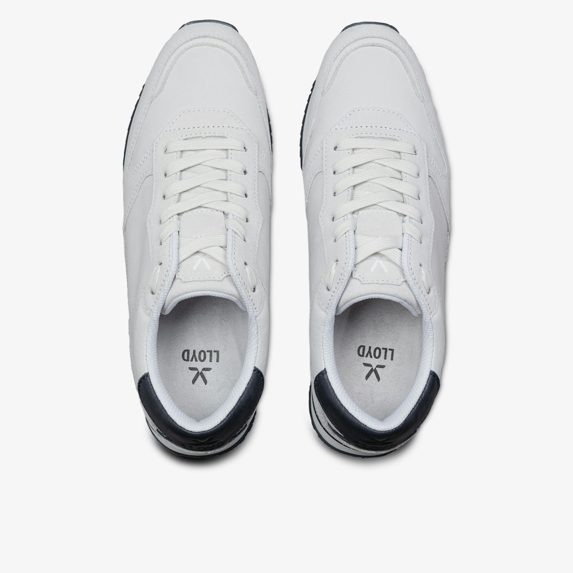 Weiße Sneakers von oben, modern und sportlich, ideal für Freizeit und Alltag