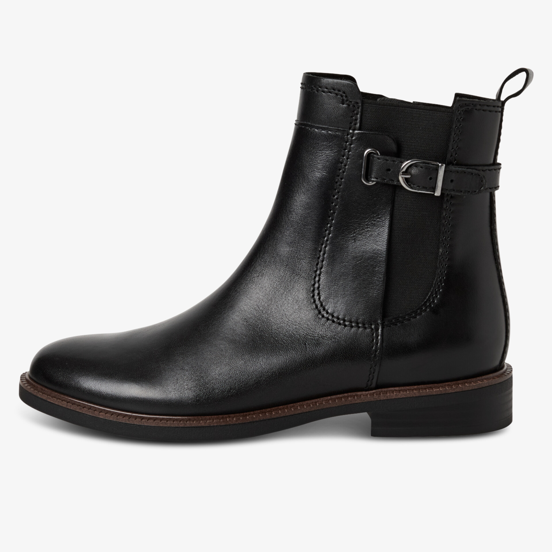 Schwarzer Chelsea Boot aus glattem Leder mit seitlichem Schnallenriemen und stabiler Absatzform seitliche Ansicht