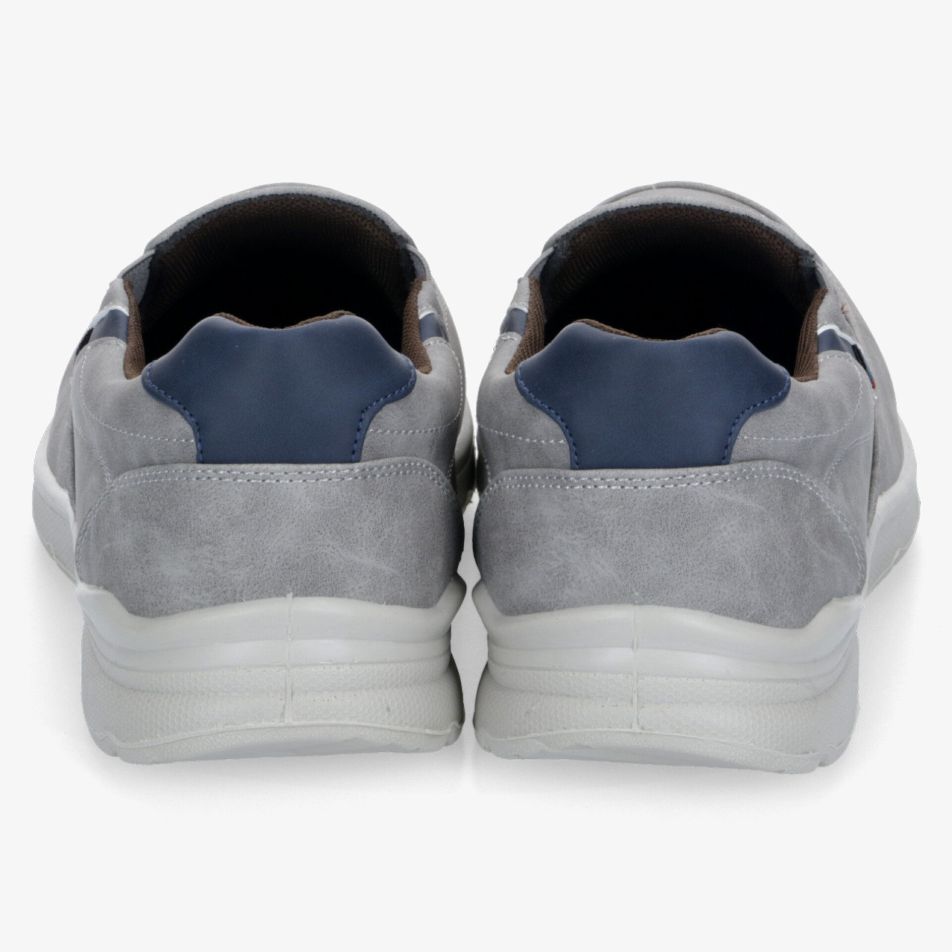Paar grauer Sneaker mit gepolsterter Fersenkappe und robuster Sohle in klarer Rückansicht