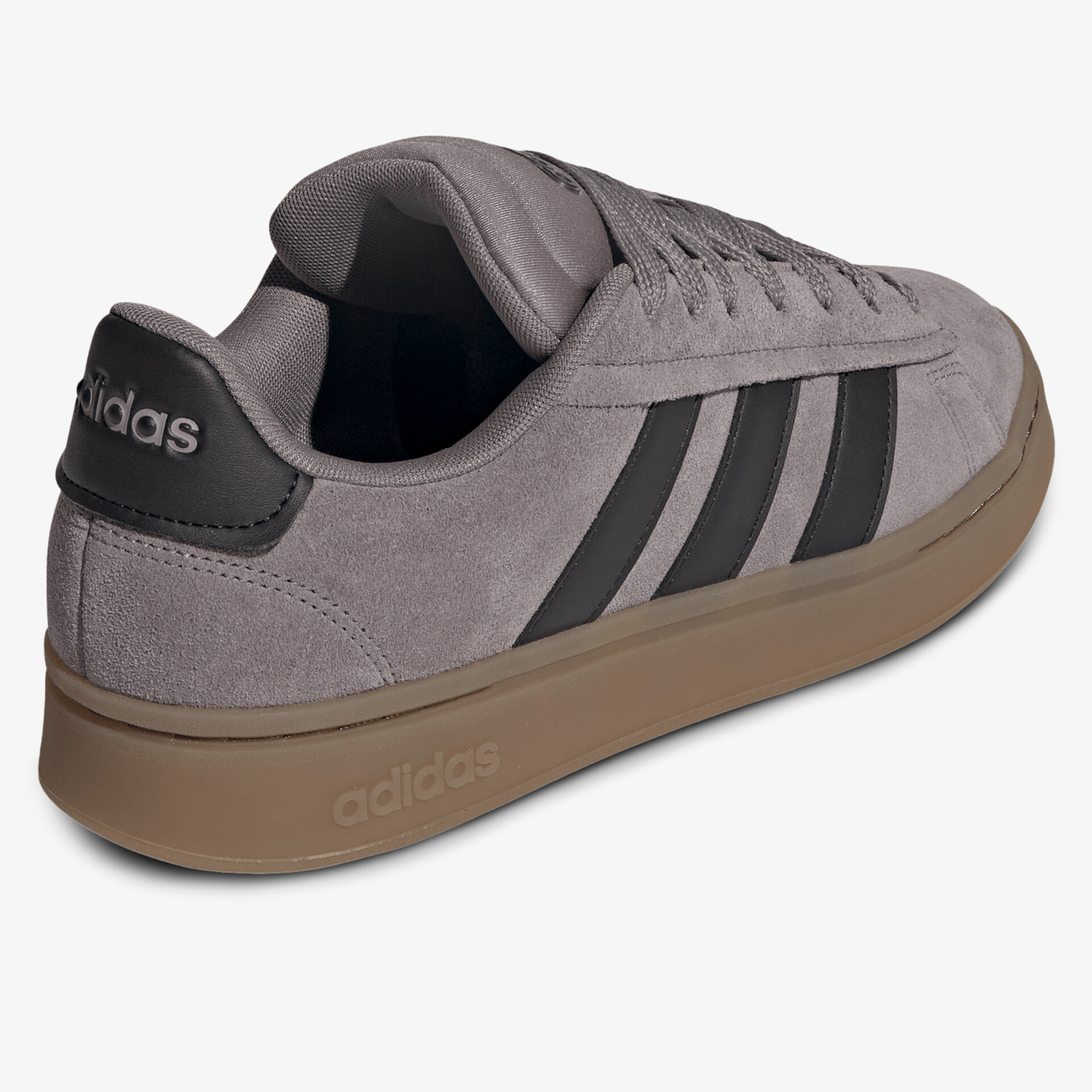 grauer Adidas Sneaker aus Wildleder mit brauner Gummisohle und schwarzem Markenlogo seitlich