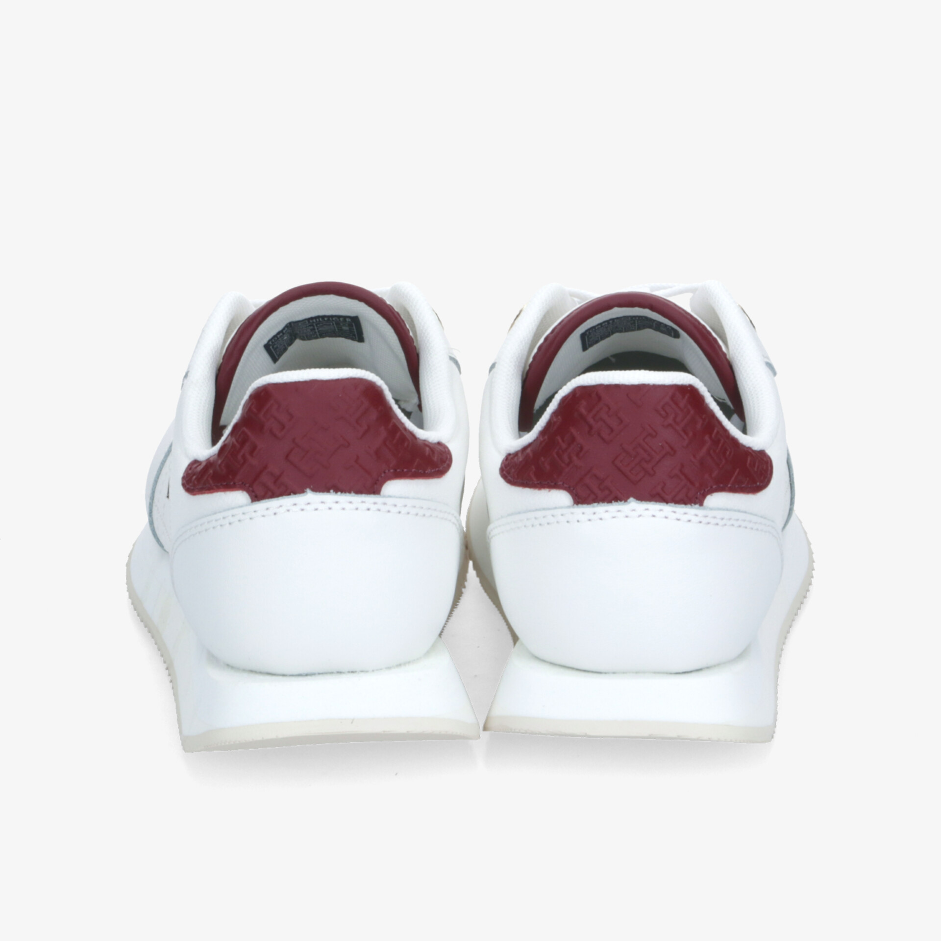 Weißer Sneaker mit roter Fersenkappe, komfortabler gepolsterter Kragen und moderne, leichte Bauweise