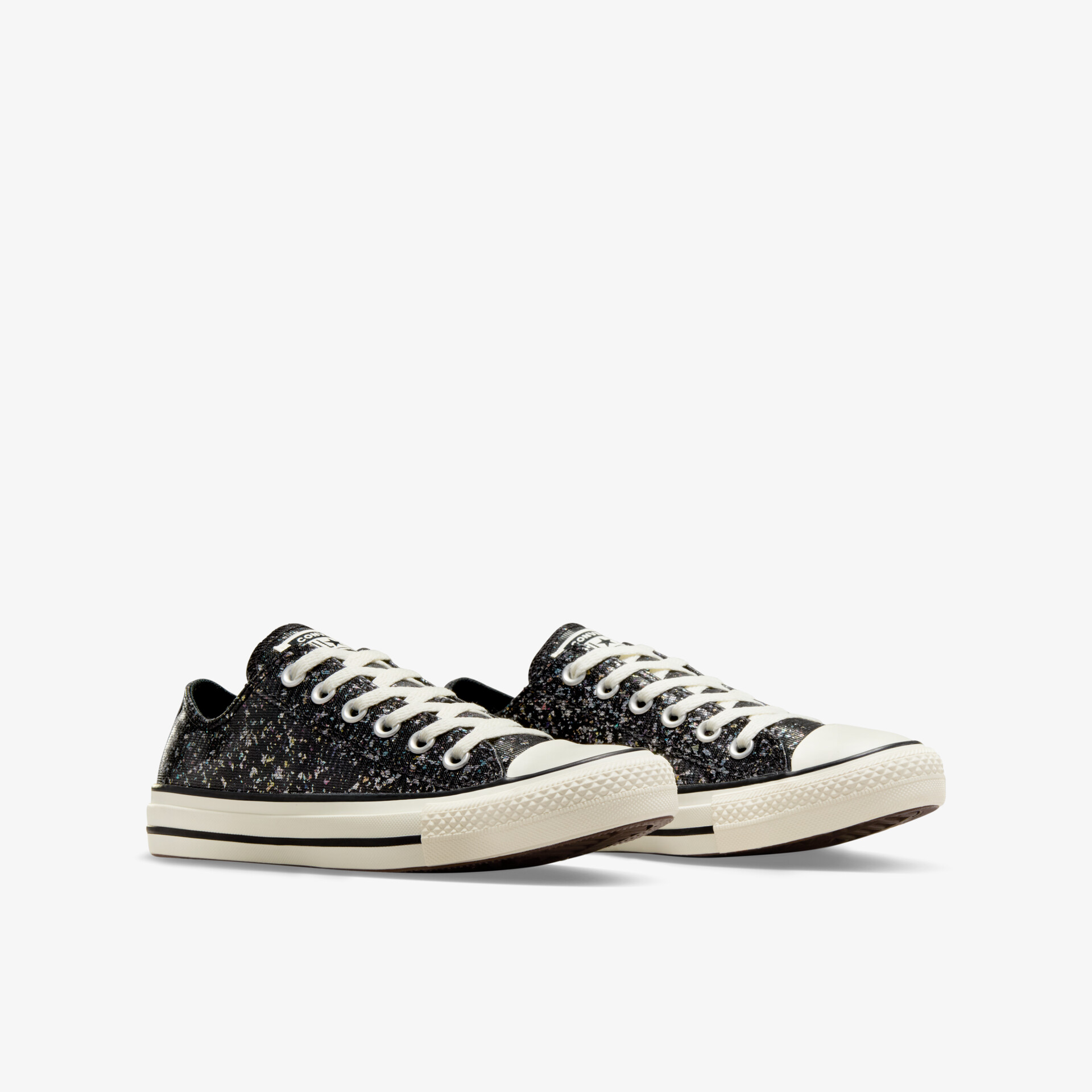 Schwarze Freizeitschuhe mit weißer Gummisohle und Schnürsenkeln, modisch und bequem, im Paar auf weißem Hintergrund