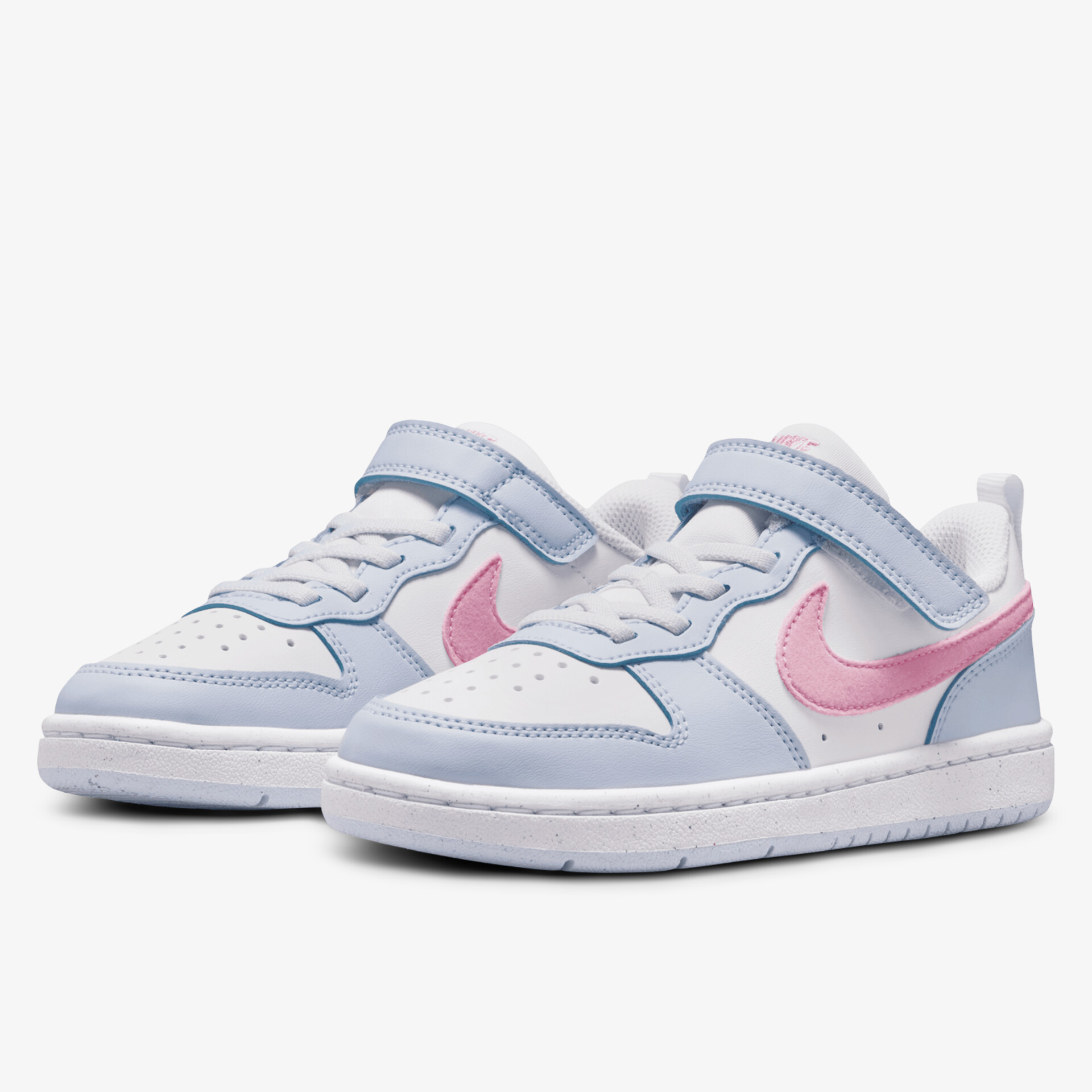 Sportliche Turnschuhe in hellblau mit pinkem Akzent, ideal für Alltag und Freizeit.