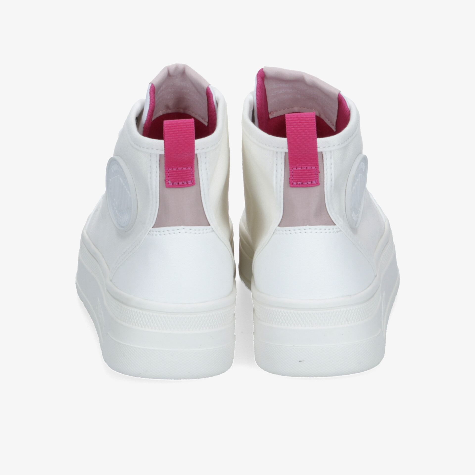 Weiße Sneaker mit gepolstertem pinken Absatz, moderner Look, komfortable Polsterung und rutschfeste Sohle sichtbar