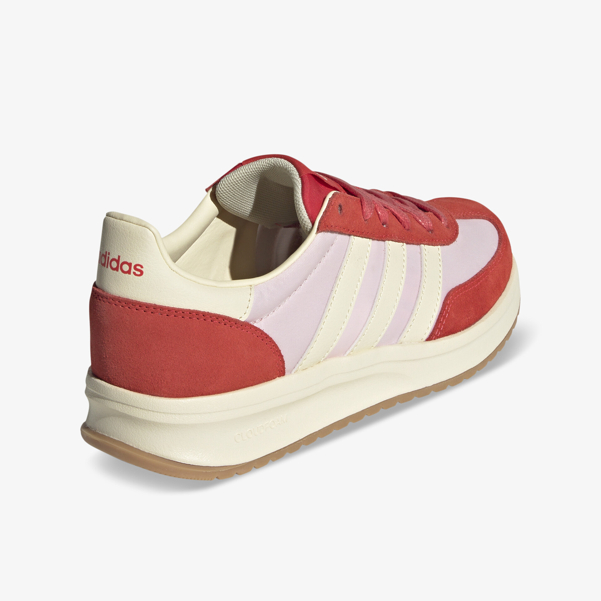 Roter und weißer Adidas Sportschuh schräg hinten mit gepolstertem Komfort und robustem Design