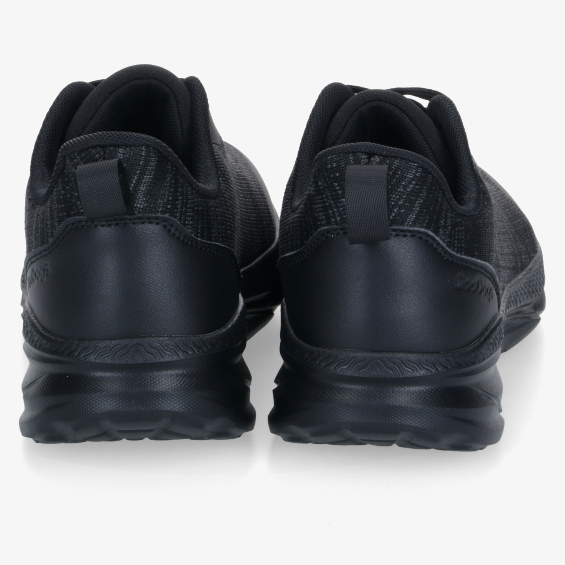 Schwarze Sneaker in Rückansicht mit gepolstertem Fersenbereich und rutschfester Sohle für hohen Komfort