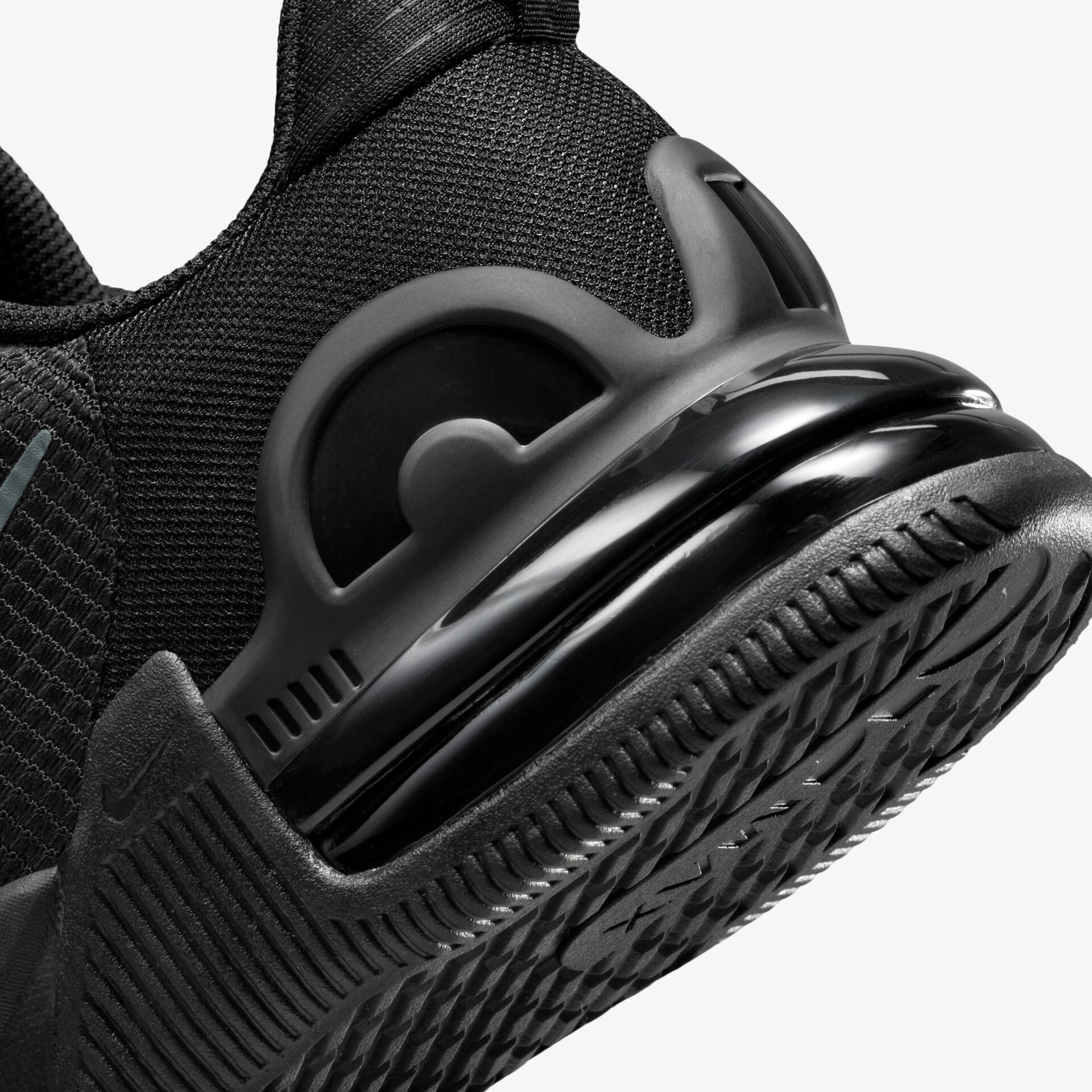 Schwarzer Sportschuh mit gepolsterter Ferse und robuster Außensohle für optimalen Halt und Komfort.