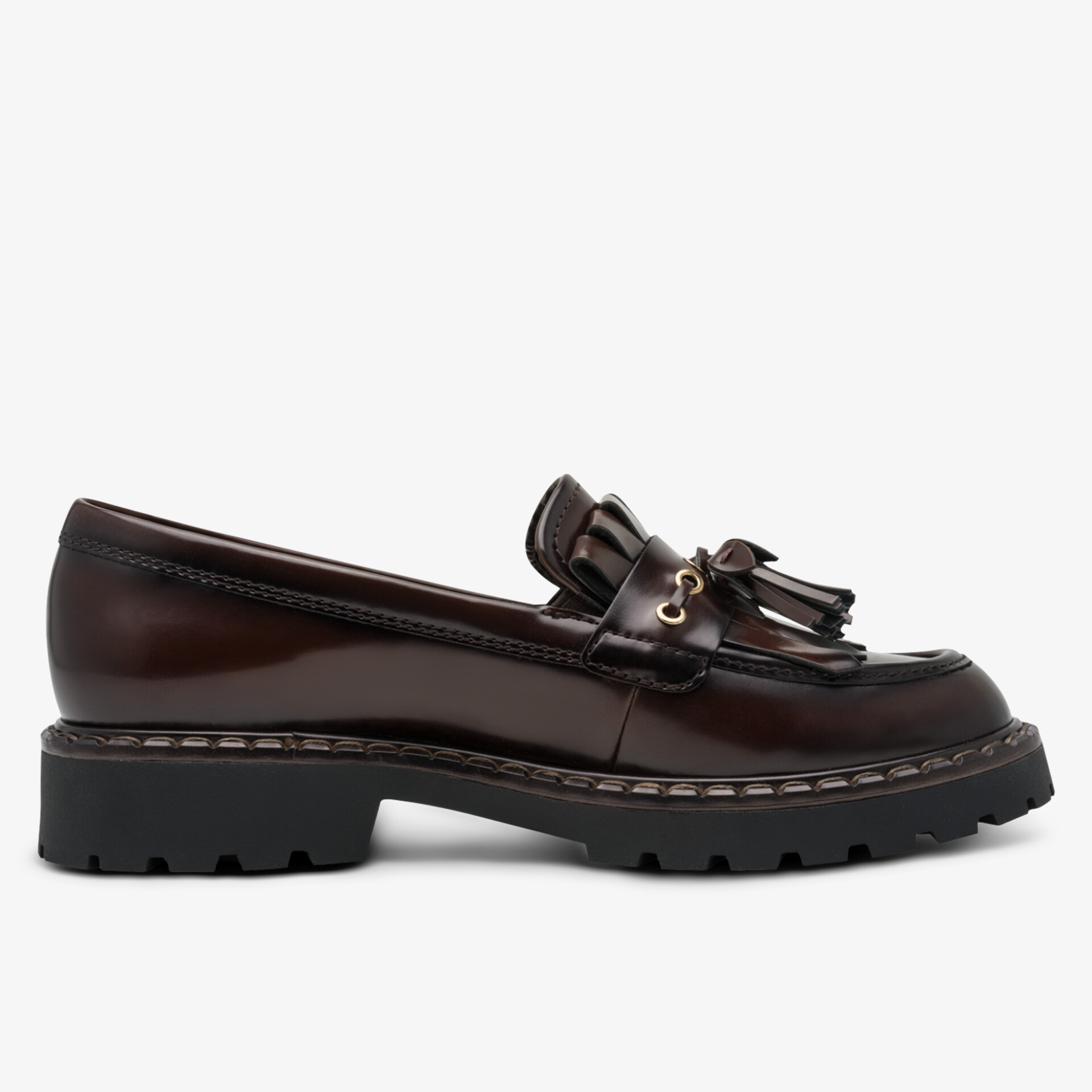 Seitliche Ansicht eines eleganten braunen Loafers aus Leder mit robust profilierter Sohle und Quastenverzierung