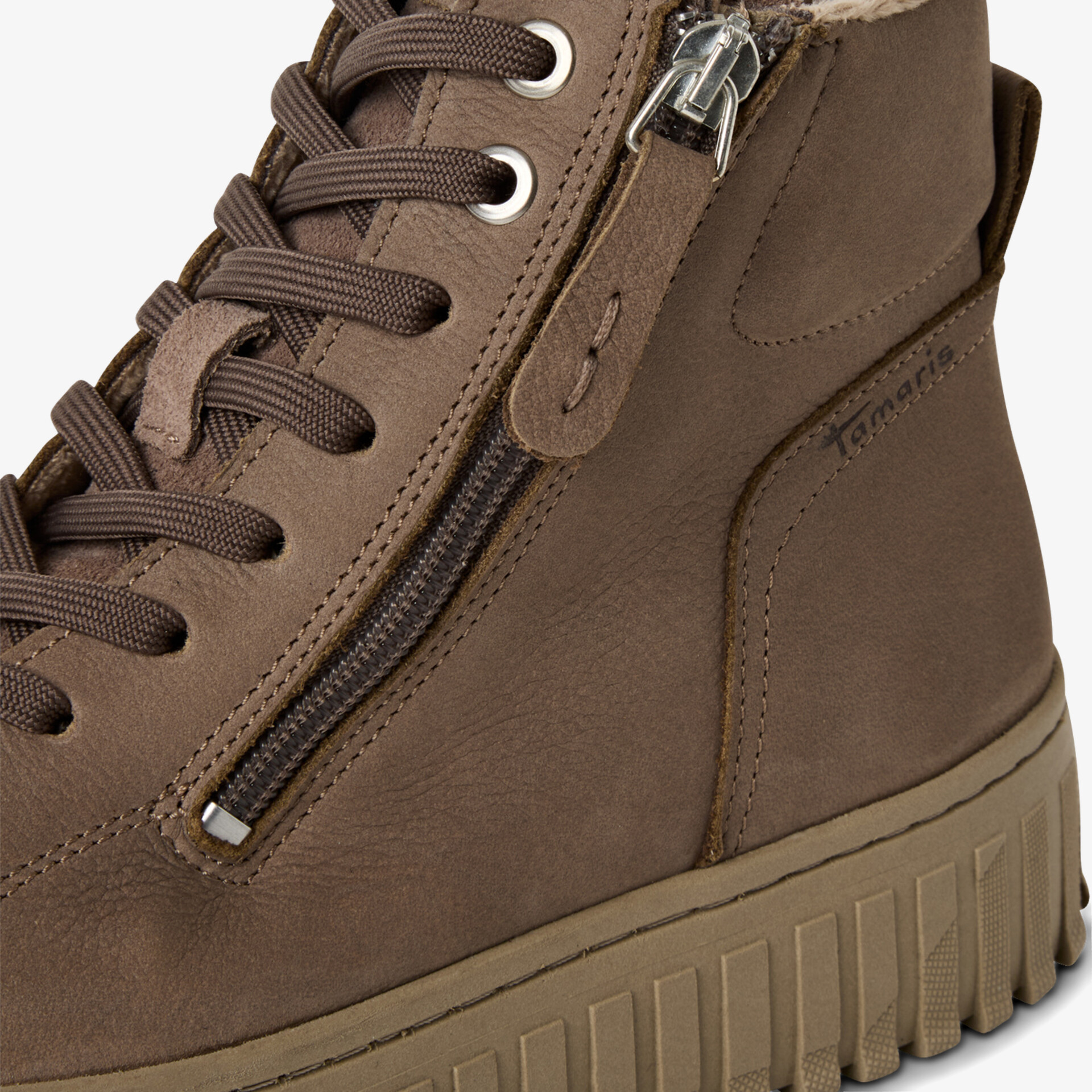 Robuster Schuh mit seitlichem Reißverschluss und stabiler Sohle für bequemen und sicheren Halt