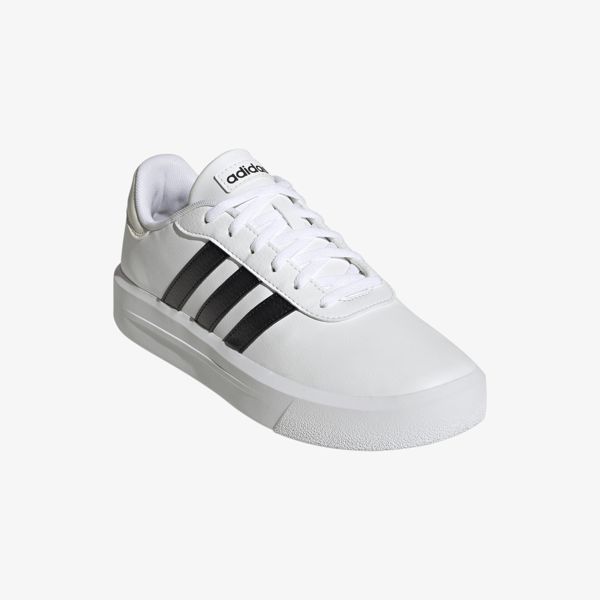 Weißer adidas Basketballschuh mit schwarzen Streifen, bequeme Passform und rutschfester Sohle für sportlichen Stil.