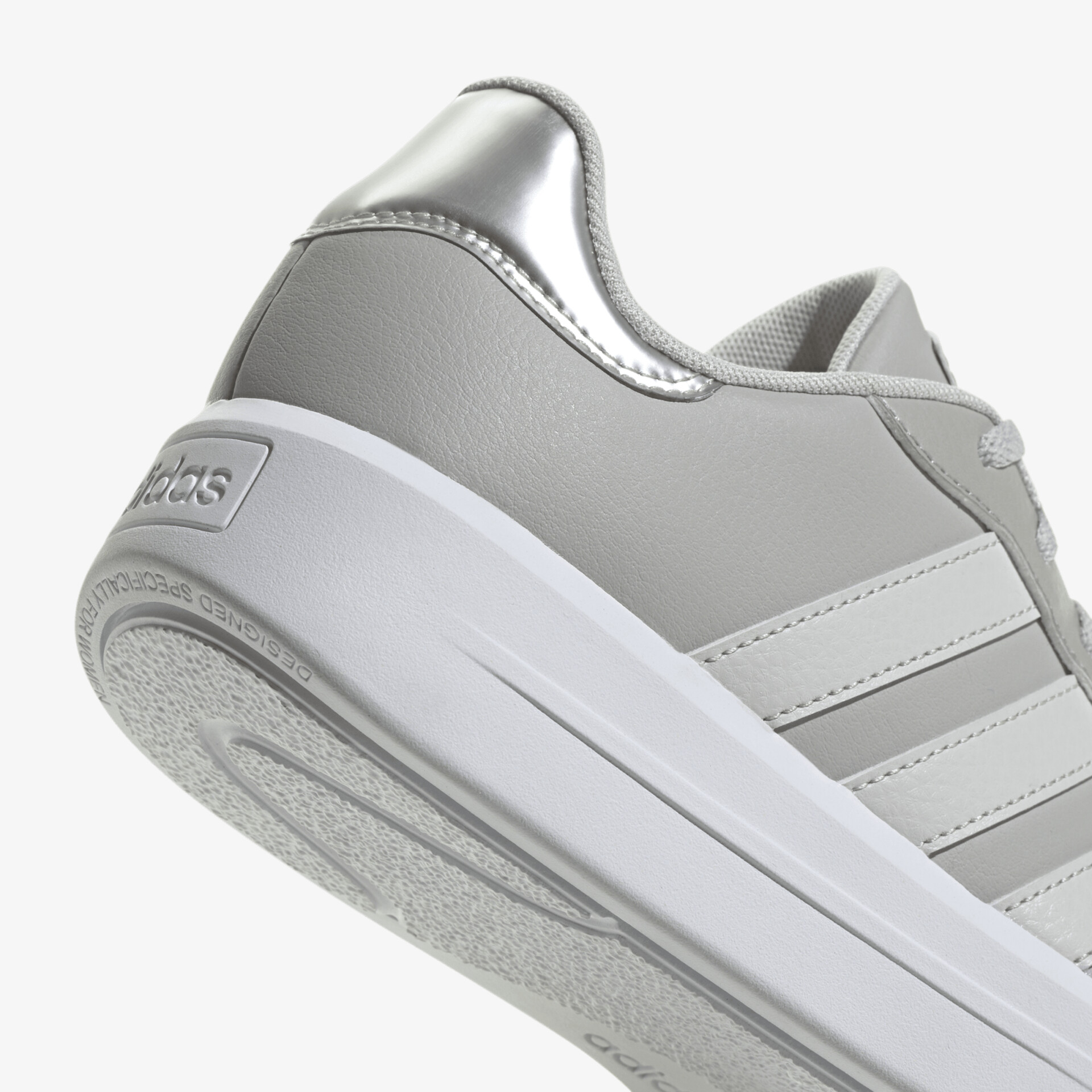 Moderner grauer Sneaker mit stilvollem Design und strapazierfähiger Sohle für optimalen Komfort.