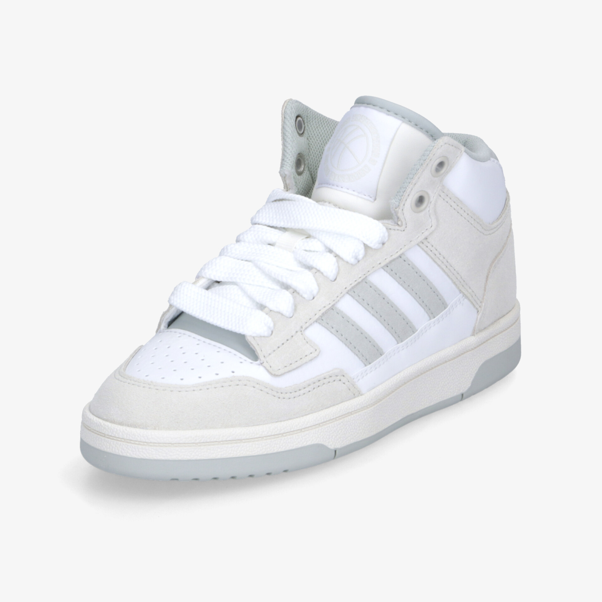 Weißer Sneaker in schräger Vorderansicht mit gepolstertem Knöchelbereich und robuster Gummisohle