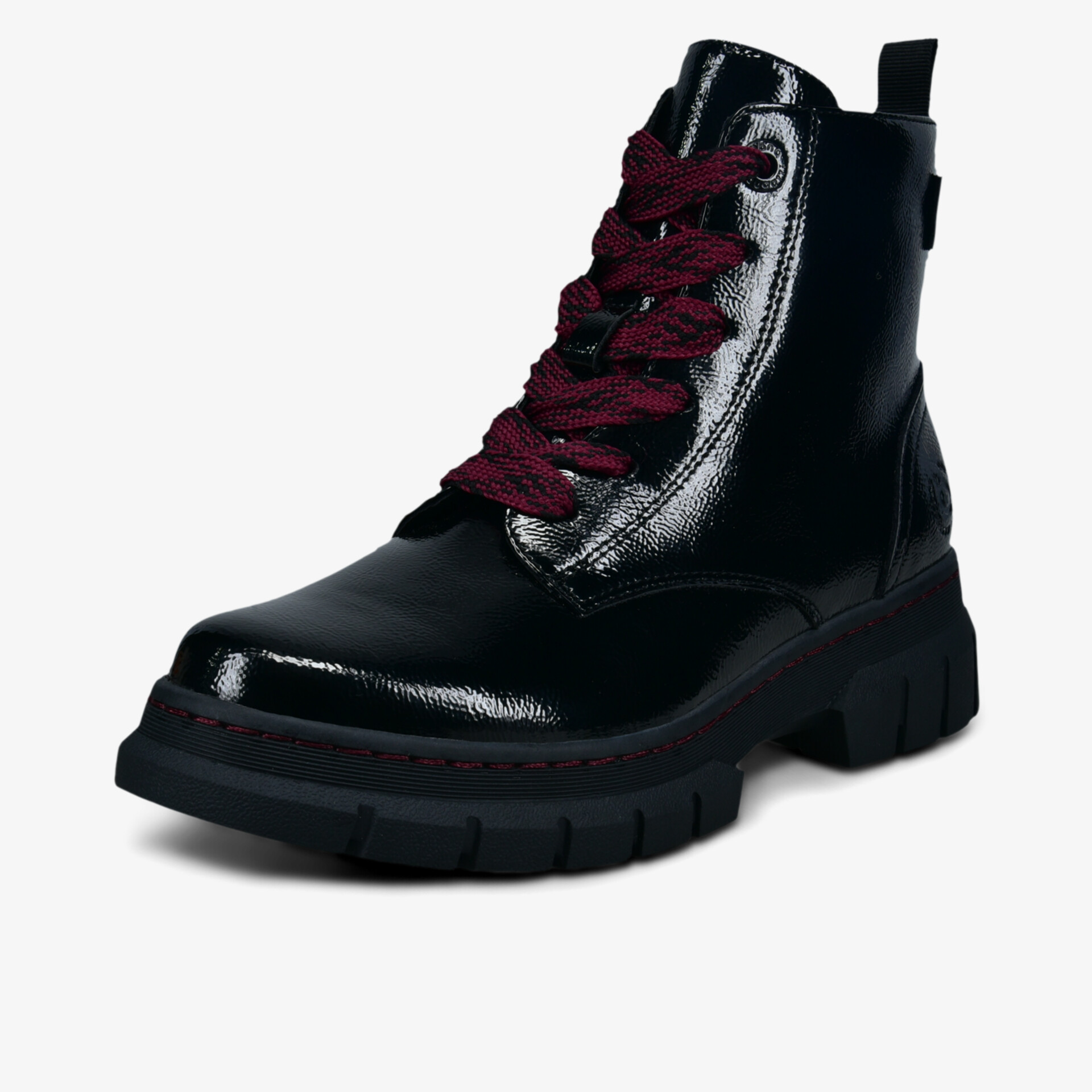 Schwarzer glänzender Schnürstiefel mit dicker Profilsohle und robustem Design, schräg vorne aufgenommen