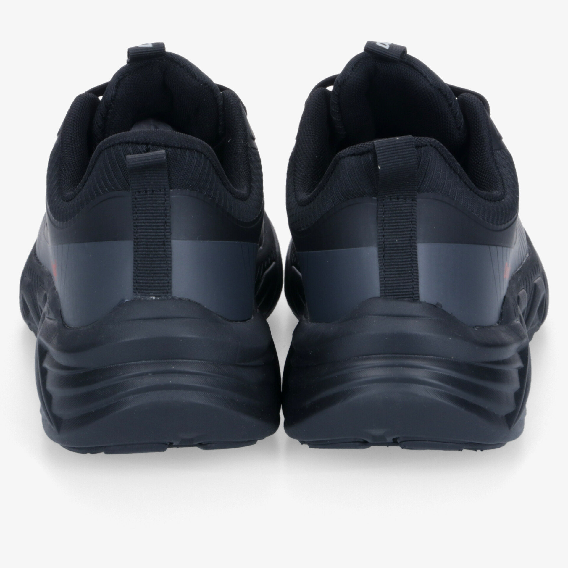 Schwarzes Paar Sportschuhe von hinten, robustes Design mit gepolstertem Fersenbereich und rutschfester Sohle