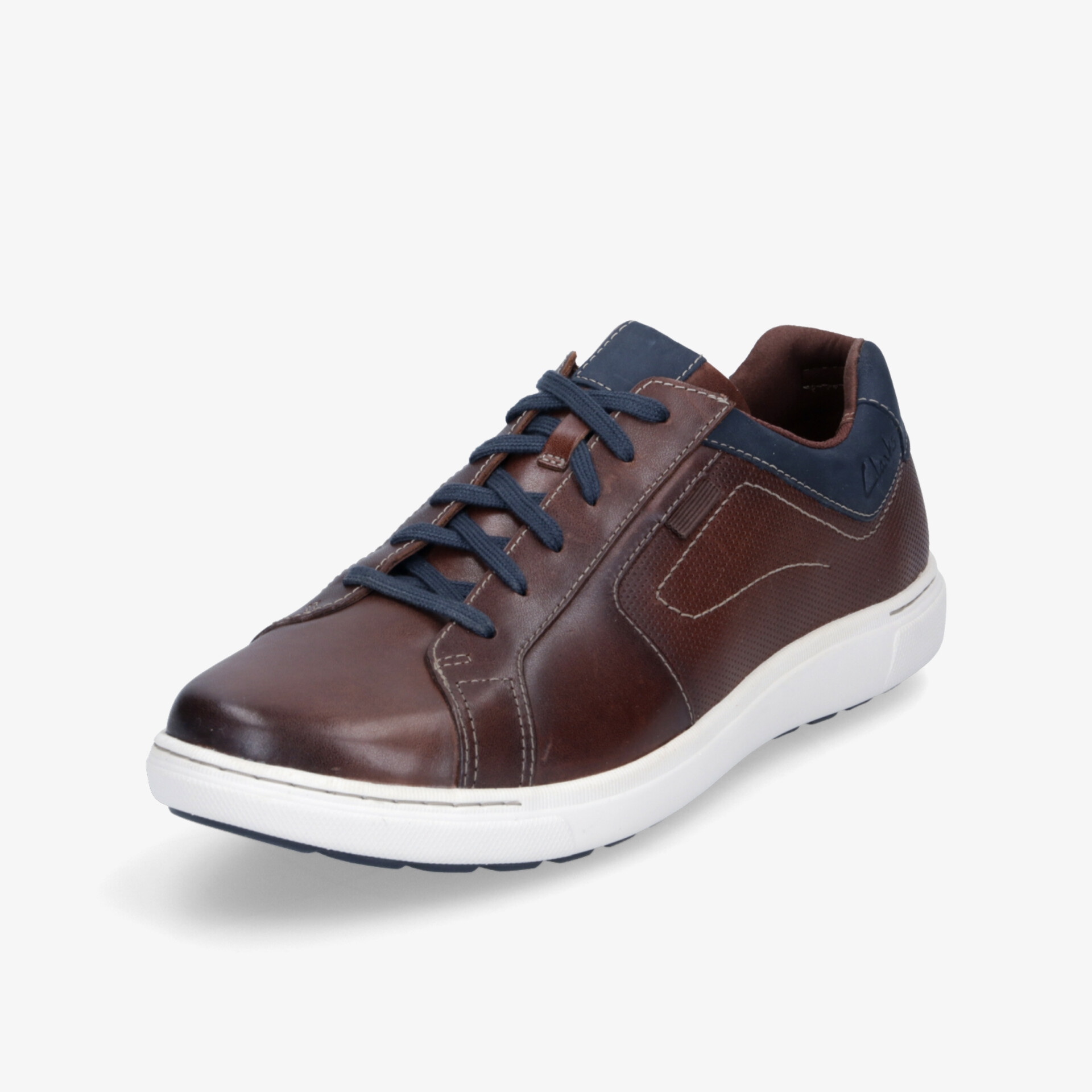 Brauner Sneaker aus Leder mit weißer robuster Sohle, schnürbar und bequem für optimalen Tragekomfort