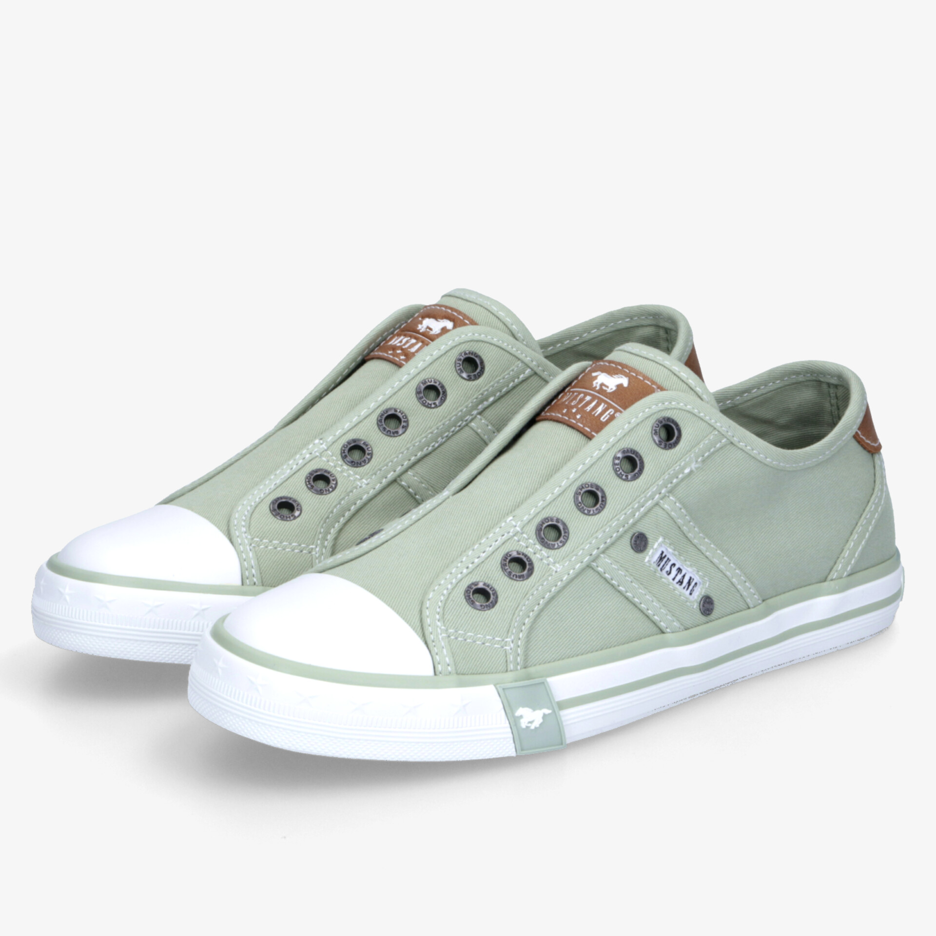 Leichtes freizeitsneaker-paar in silbergrau mit weißer Gummisohle und schnürloser Optik, sehr komfortabel und modern