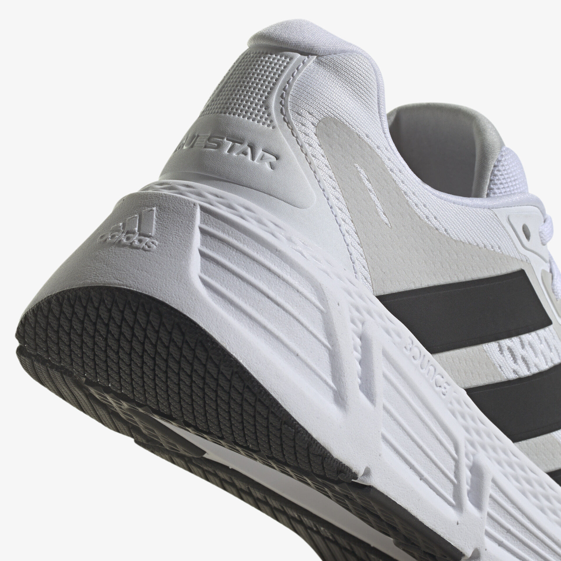 Moderner weißer Sneaker mit schwarzen Streifen und rutschfester Sohle für optimalen Komfort.