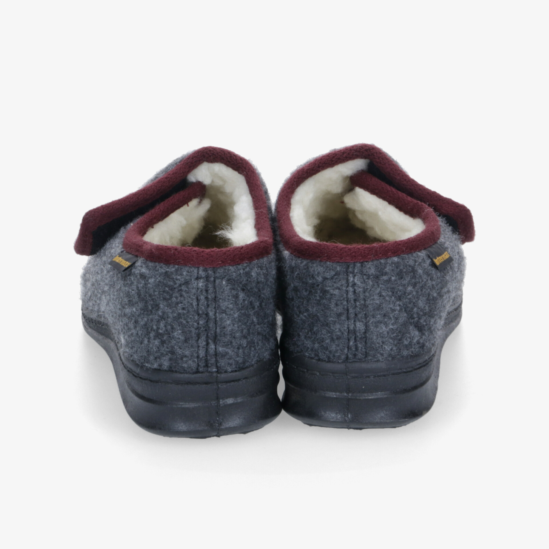 Bequeme Hausschuhe mit weichem Innenfutter und rutschfester Sohle, ideal für kalte Tage.