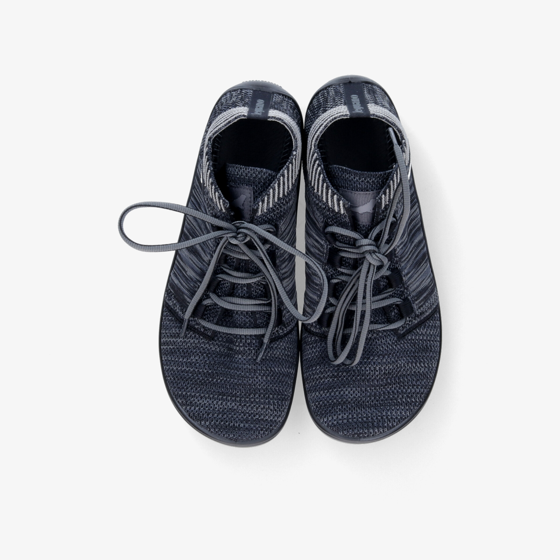 Leichtes, atmungsaktives Sportschuhpaar mit flexiblem Material und rutschfester Sohle, komfortabel gepolstert