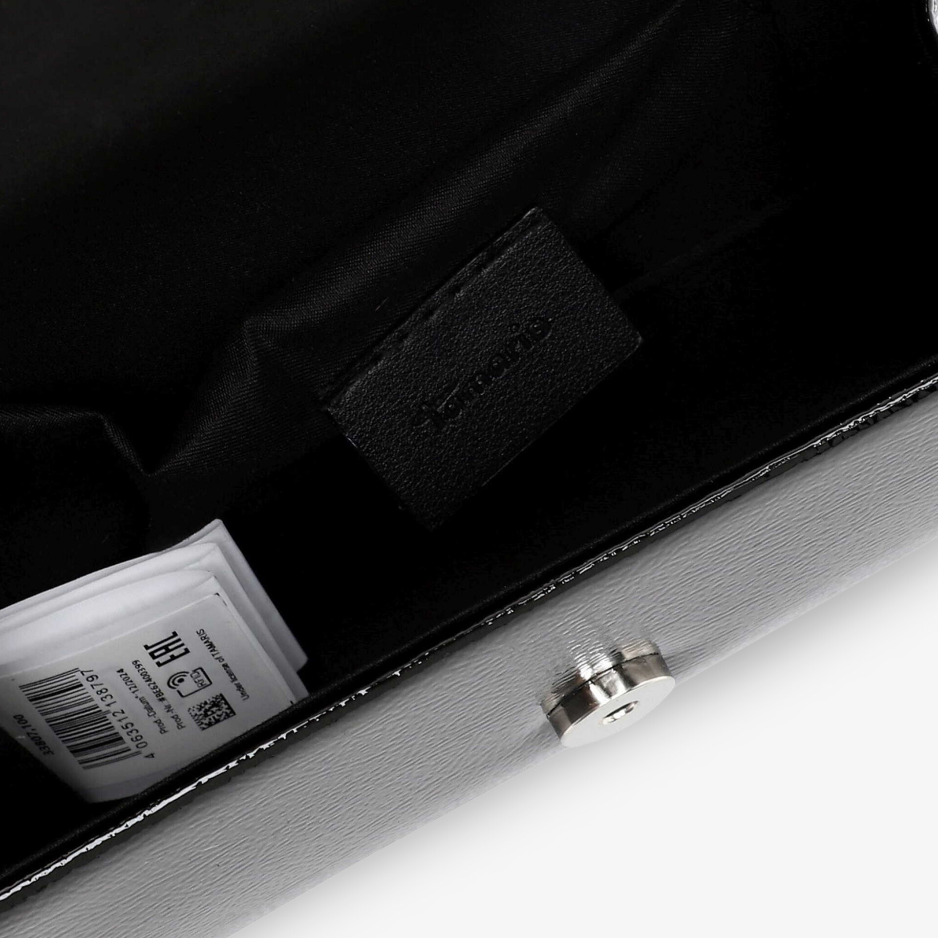 Detailaufnahme edler schwarzer Handtasche mit elegantem silbernen Verschluss und hochwertiger Verarbeitung