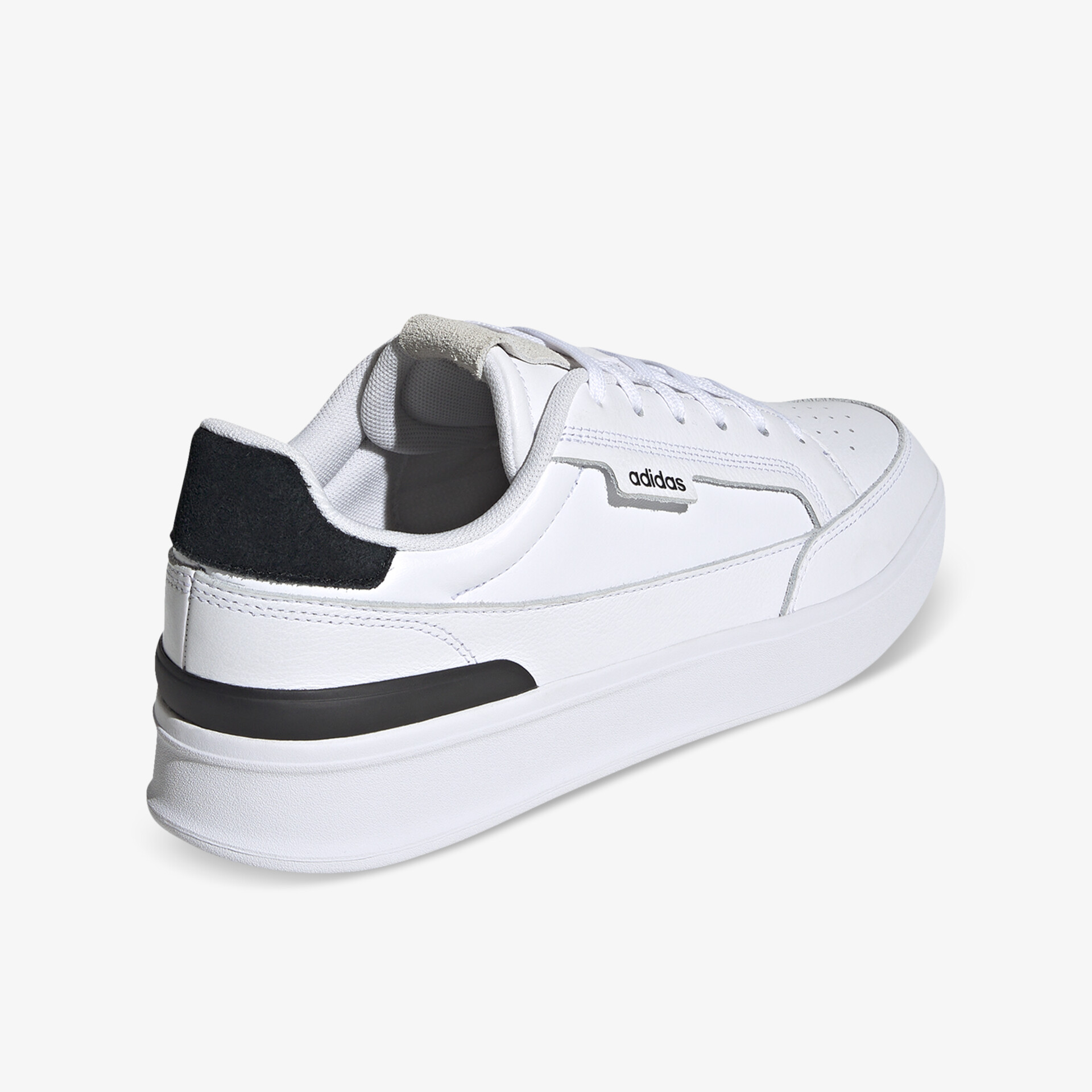 Moderner, sportlicher weißer Sneaker mit gepolstertem Kragen und robuster Sohle, seitliche Ansicht