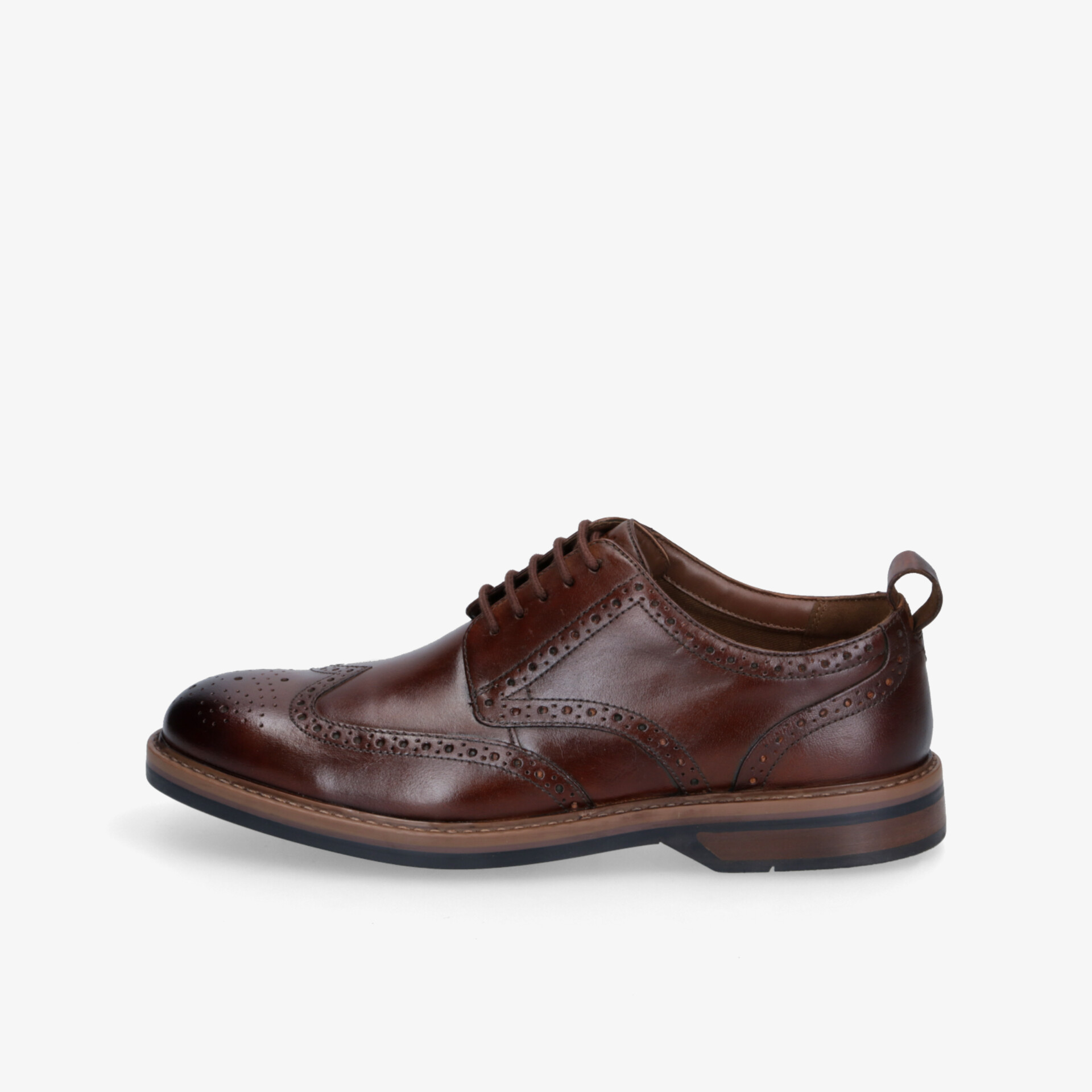 Brauner Lederschuh mit eleganter Schnürung und feinen Brogue-Details, seitliche Ansicht, komfortable Sohle und hochwertige Verarbeitung
