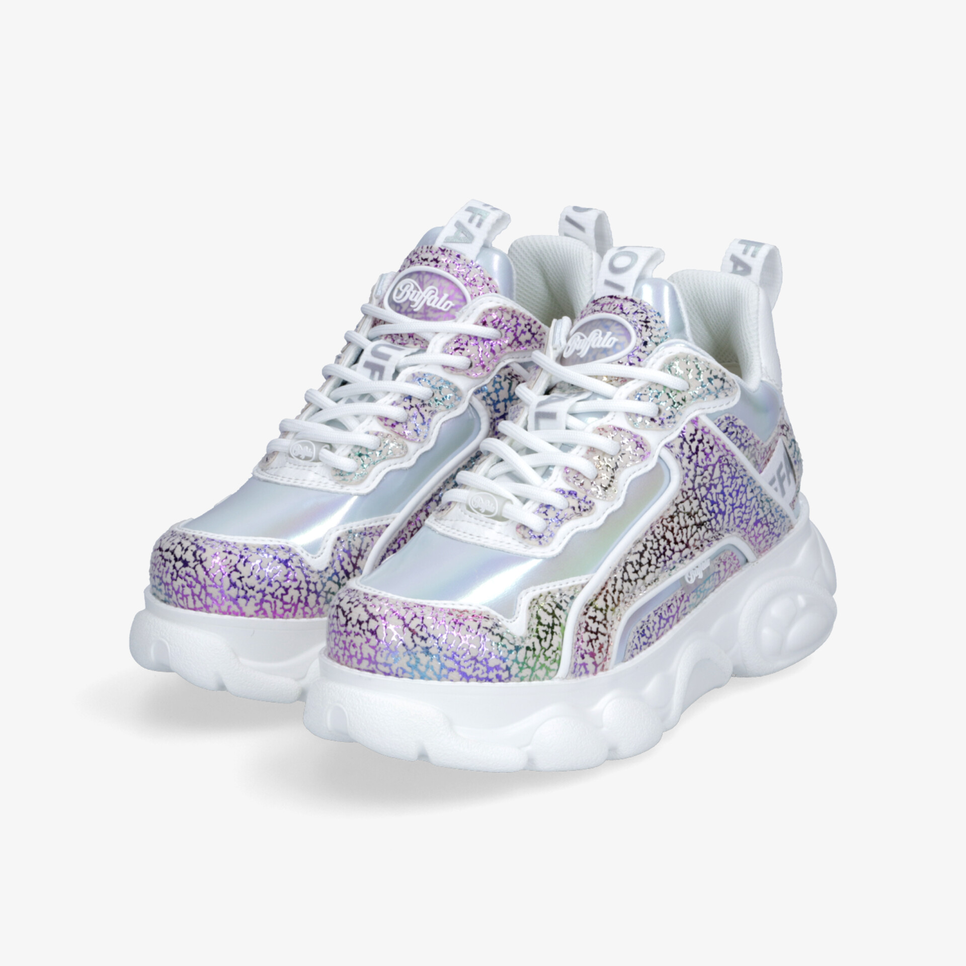 Moderne Sneaker mit iridiszierendem Design, stabiler Sohle und komfortabler Polsterung im Paar in 3/4 Ansicht