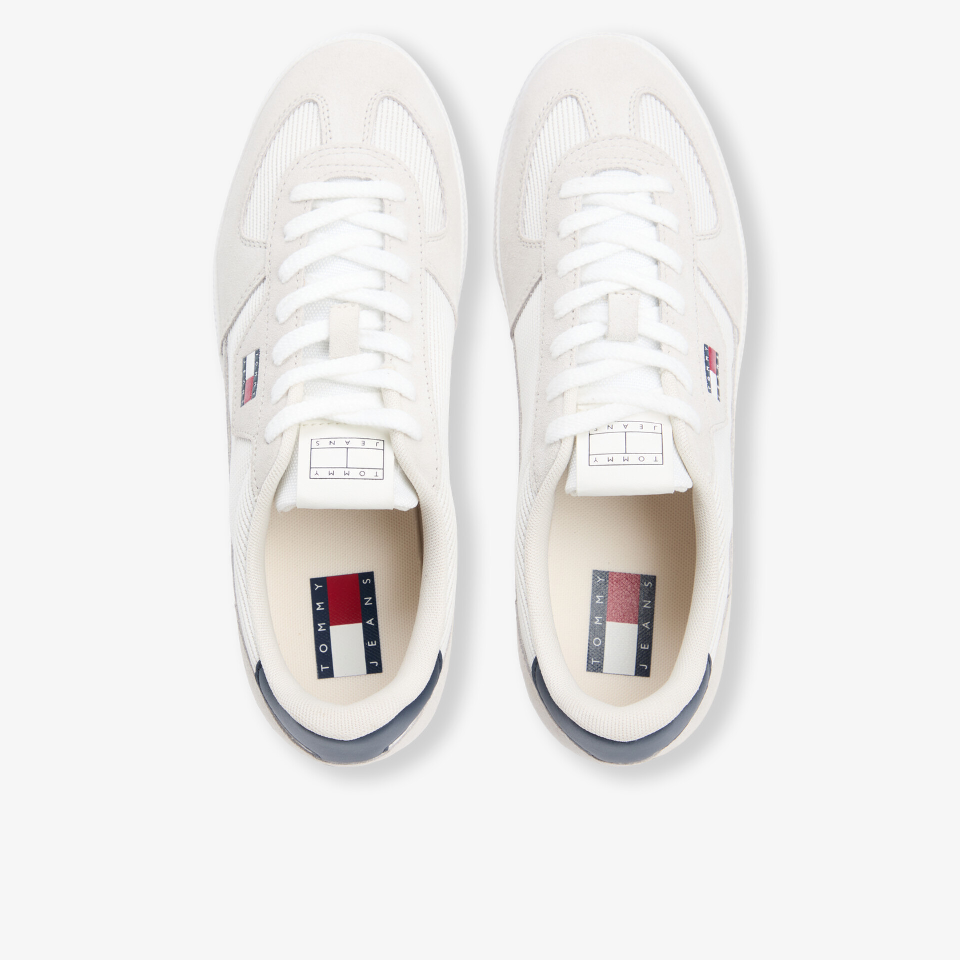 Weiße Sneaker mit klassischer Schnürung, sportiv und leicht, ideal für Alltag und Komfort