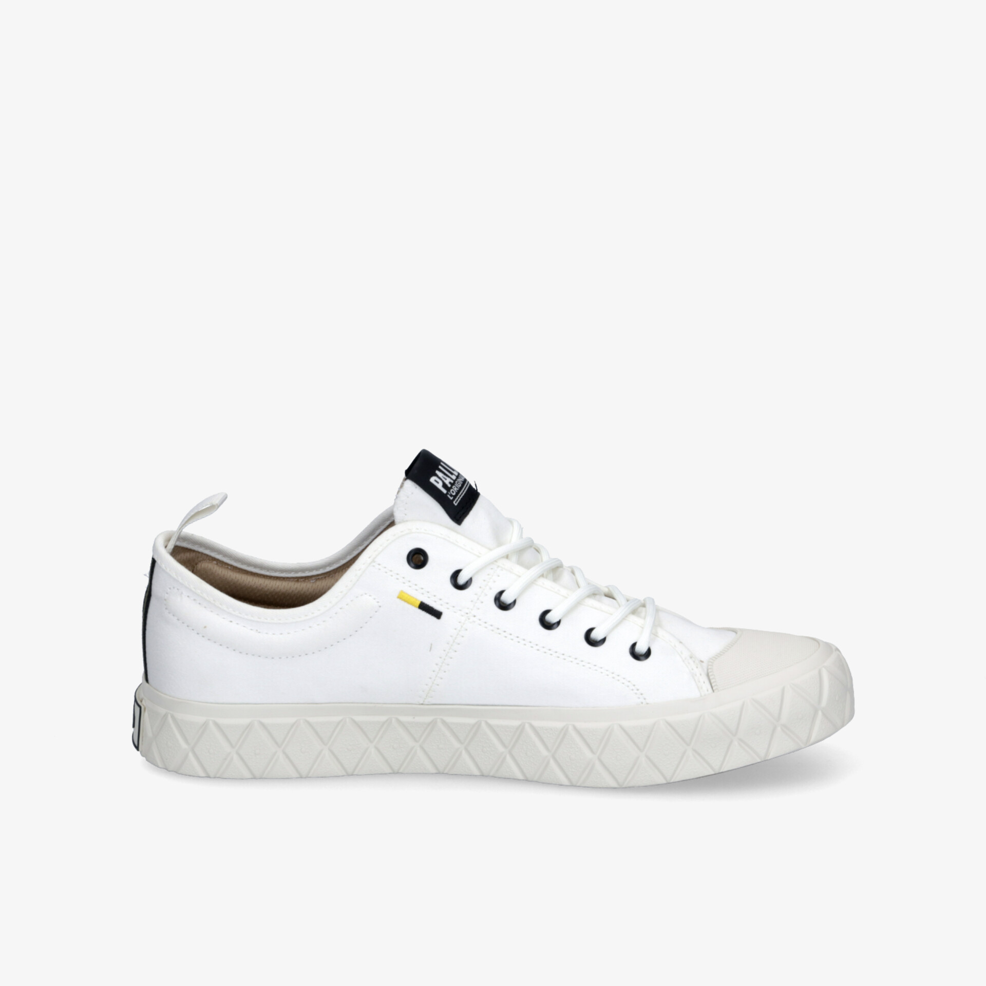 Klassischer weißer Sneaker mit robuster Sohle und komfortablem Tragegefühl, ideal für jeden Anlass.